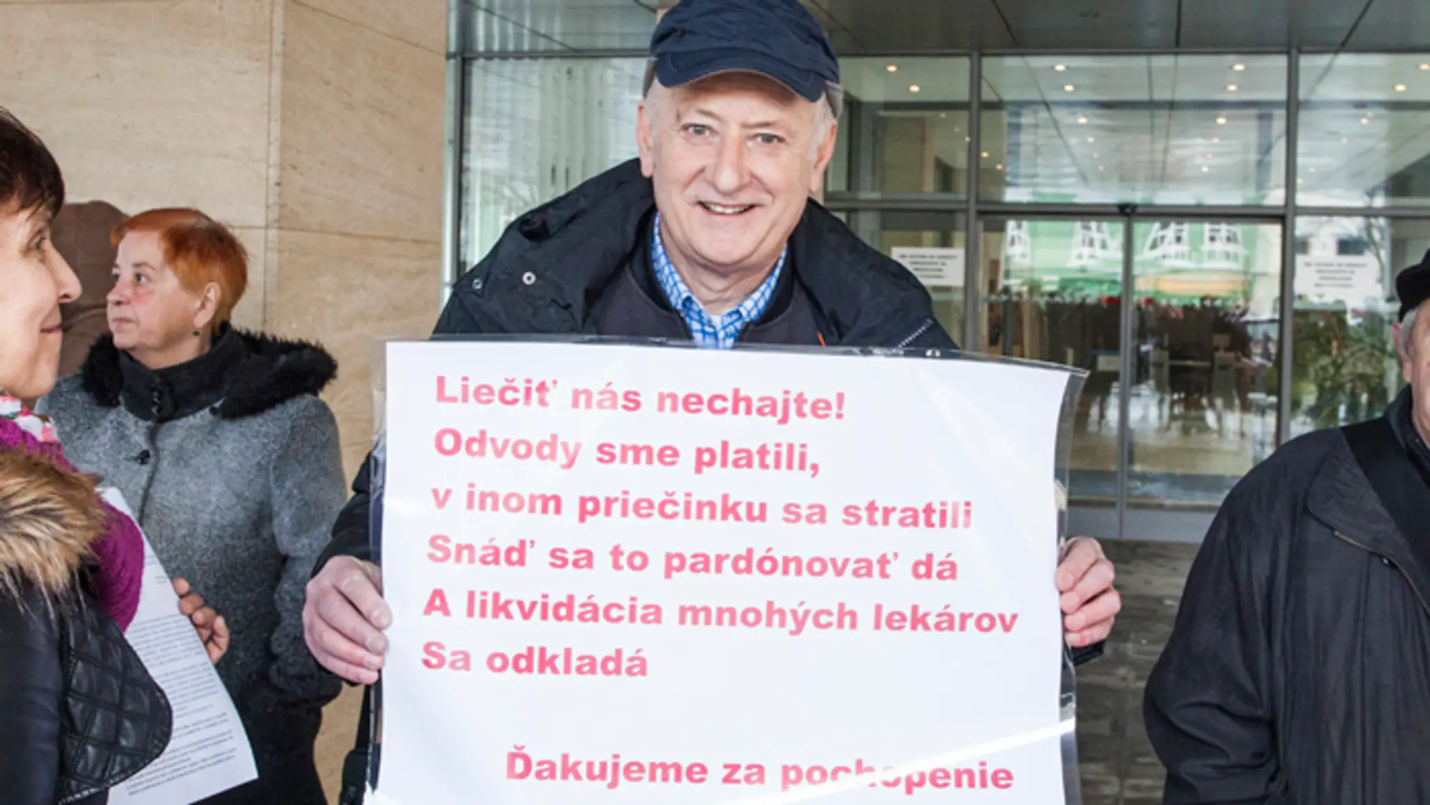 Účastník protestného zhromaždenia Slovenskej lekárskej komory pred ministerstvom práce.