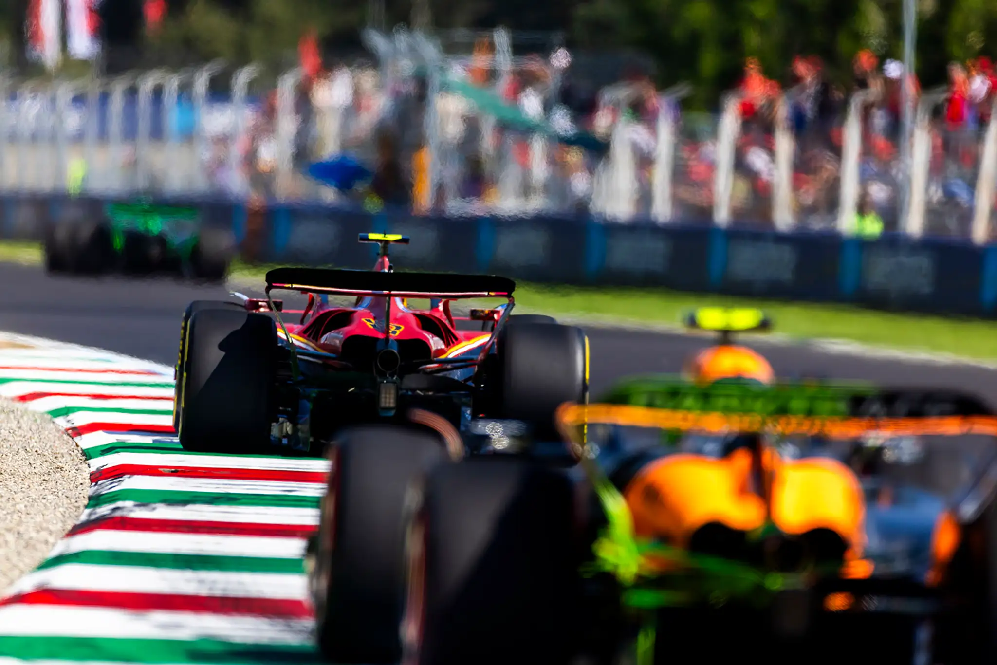 Vpredu Carlos Sainz na Ferrari.