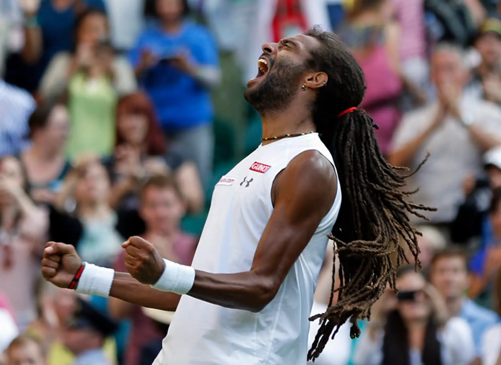Nemecký tenista Dustin Brown oslavuje víťazstvo nad Španielom Rafaelom Nadalom.