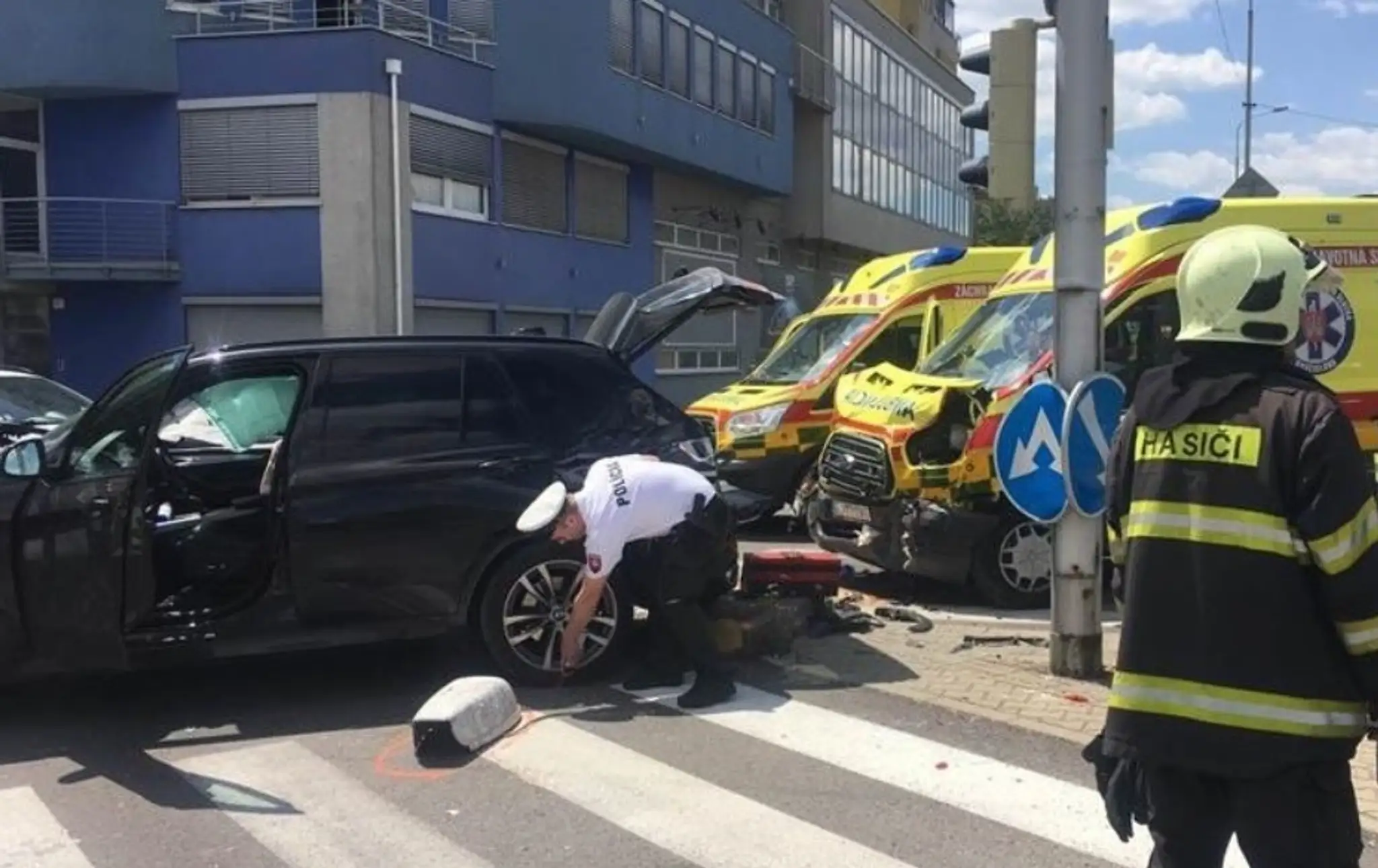 Nehoda sanitky na Panónskej ceste v Bratislave.