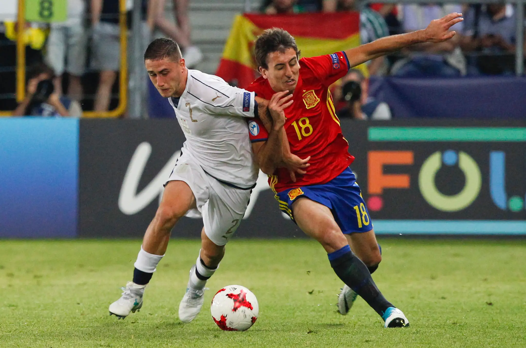 Mikel Oyarzabal (vpravo) zo Španielska atakuje Taliana Davida Calabriu v semifinále ME 21.