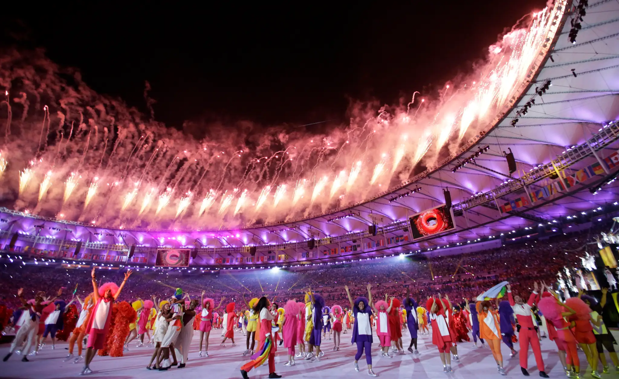 Ohňostroj počas príchodu krajín na štadión Maracana počas otváracieho ceremoniálu OH v Riu.