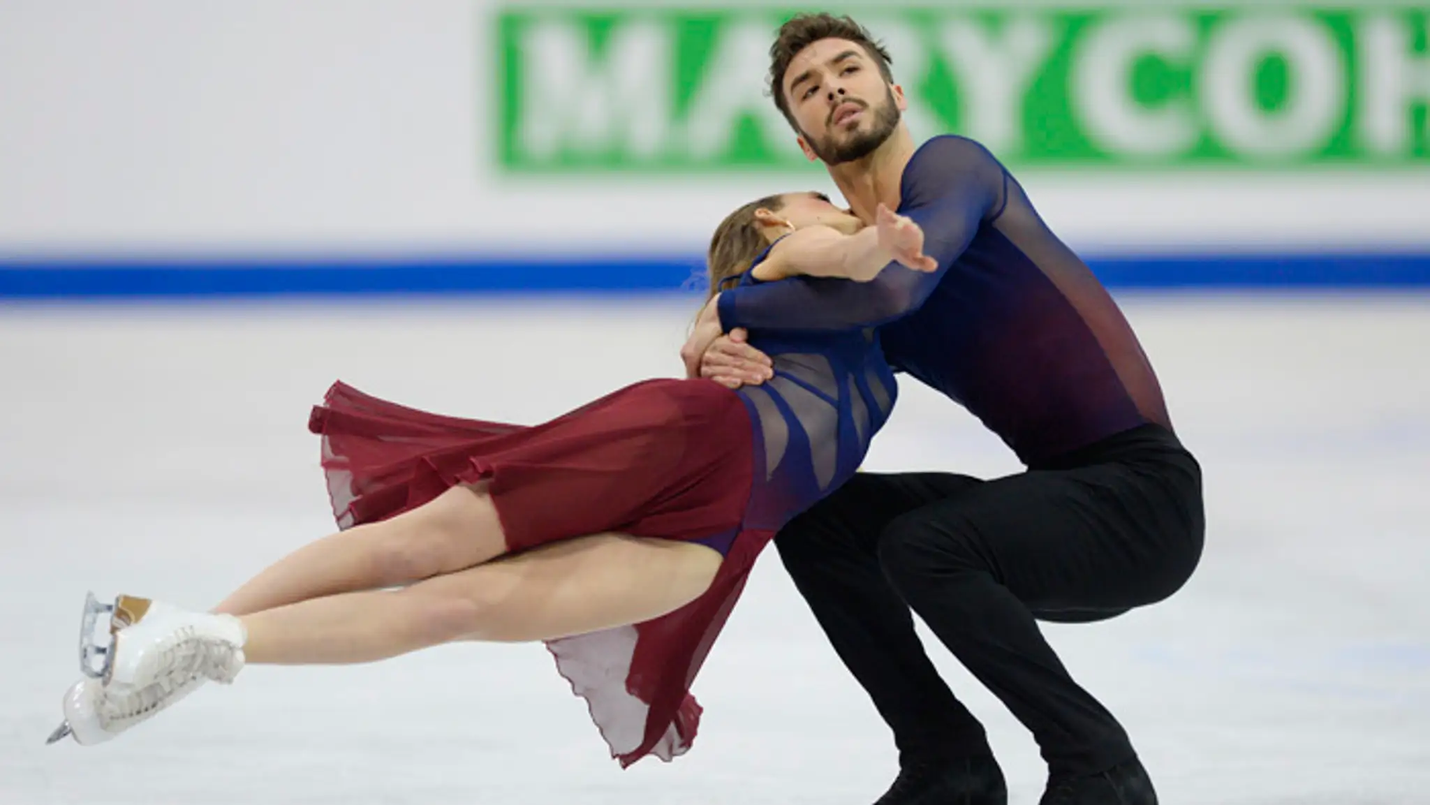 Francúzsky pár Gabriella Papadakisová a Guillaume Cizeron  počas voľnej jazdy súťaže tanečných párov na ME.