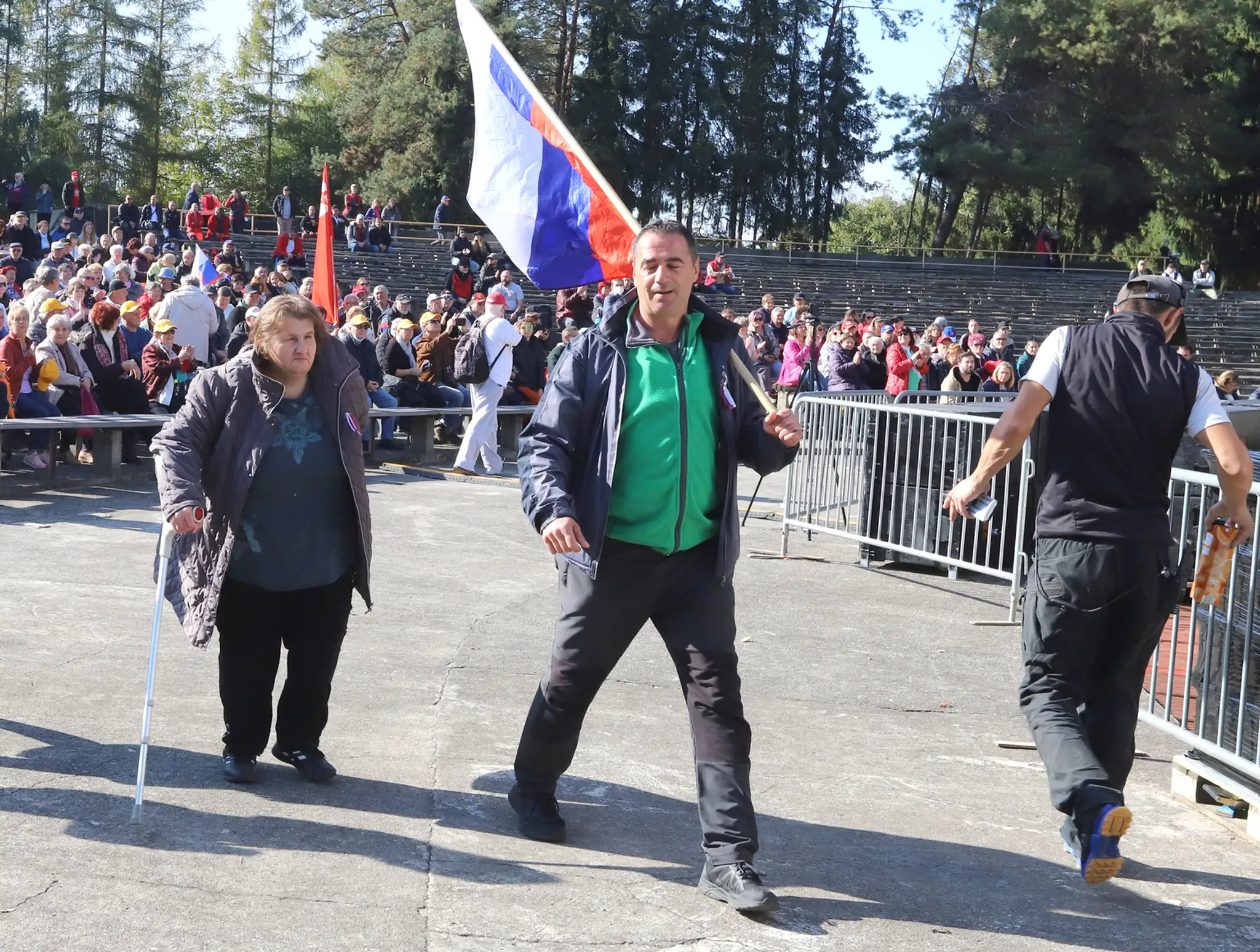 Protivládny čapicový protest Smeru.