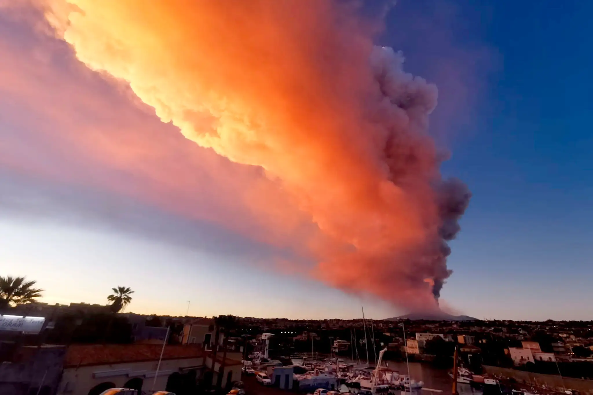 Etna chrlí lávu