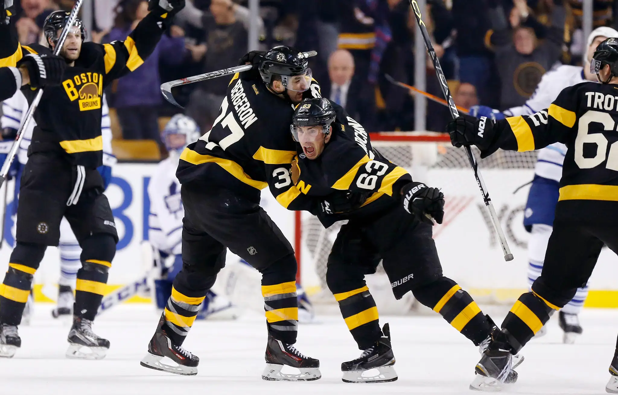 Hráč Bostonu Bruins Brad Marchand (63) oslavuje so spoluhráčom Patriceom Bergeronom (37) gól do bránky Toronto Maple Leafs. 