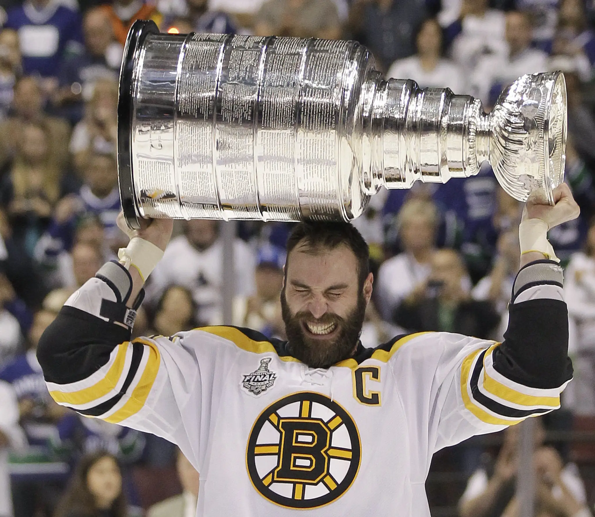 Slovenský obranca v kapitánskom drese Bostonu Bruins Zdeno Chára dvíha Stanleyho pohár po víťazstve nad Vancouverom Canucks 4:0