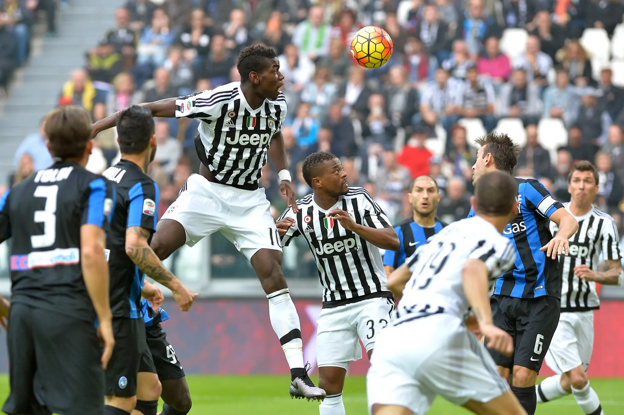 Hráč Juventusu Paul Pogba (tretí zľava) hlavičkuje v zápase talianskej Serie A Juventus Turín - Atalanta Bergamo v Turíne.