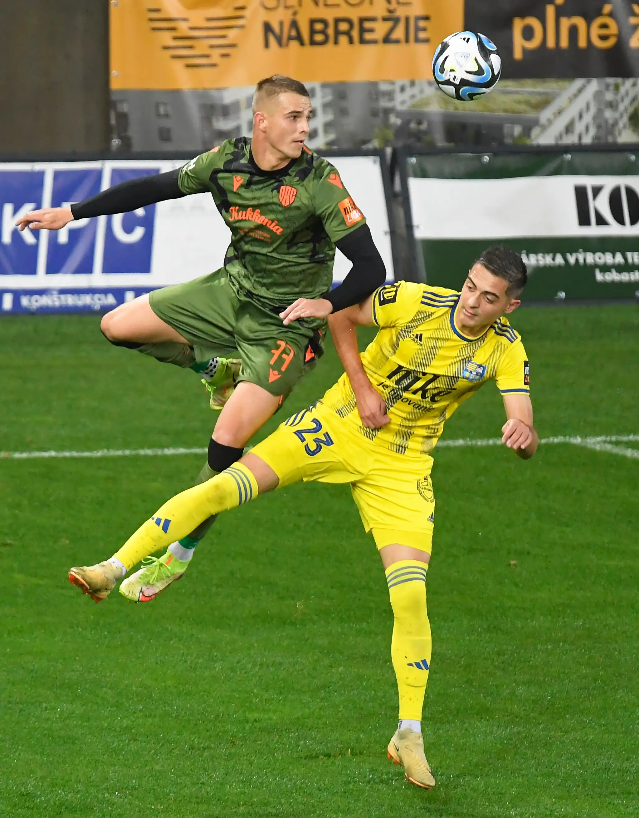 Na snímke vpravo Michal Faško (Košice), vľavo Konrad Jan Gruszkowski (Dunajská Streda).