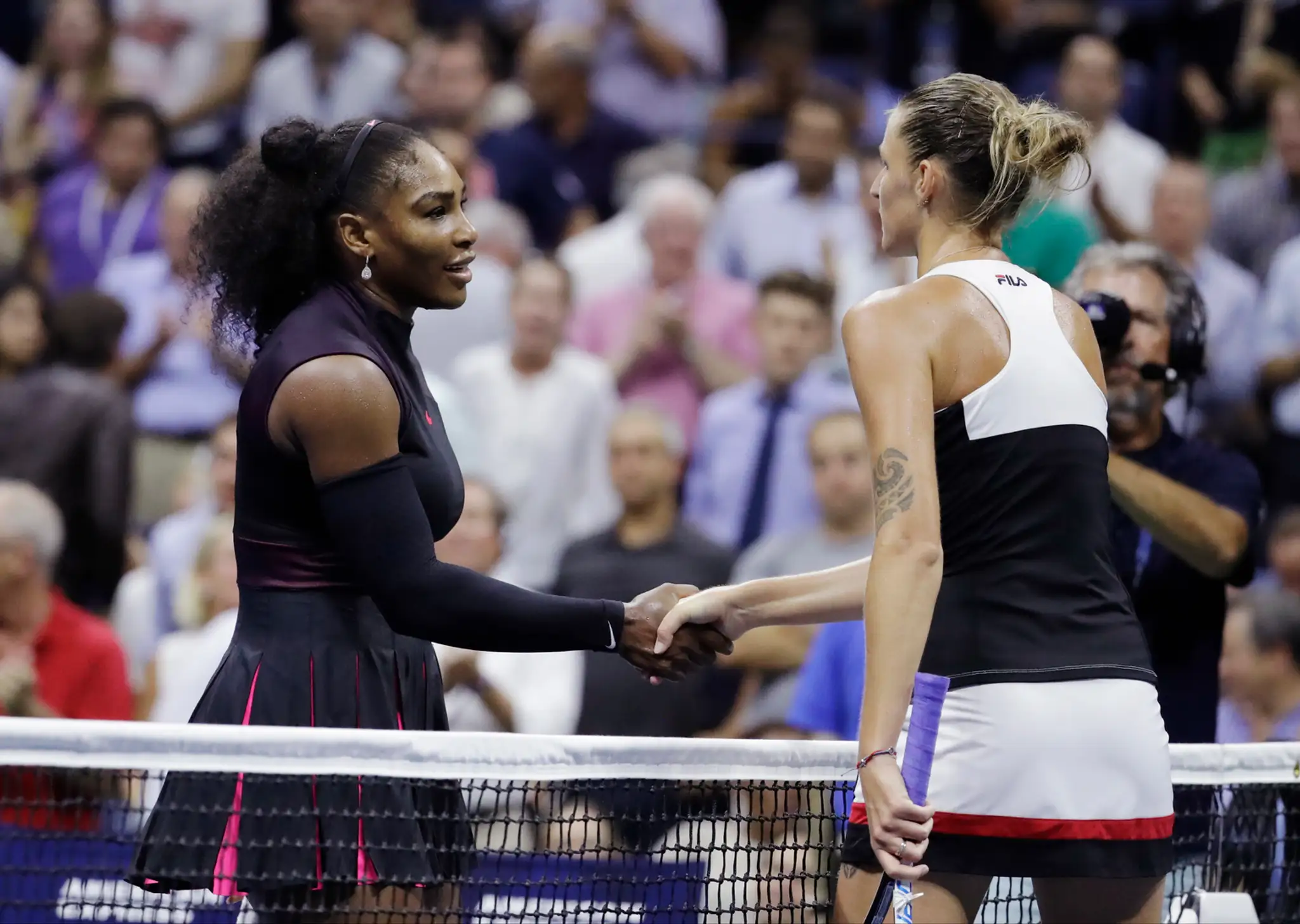 Karolína Plíšková si podáva ruku so Serenou Williamsovou po víťazstve v semifinálovom zápase ženskej dvojhry na US Open..jpg