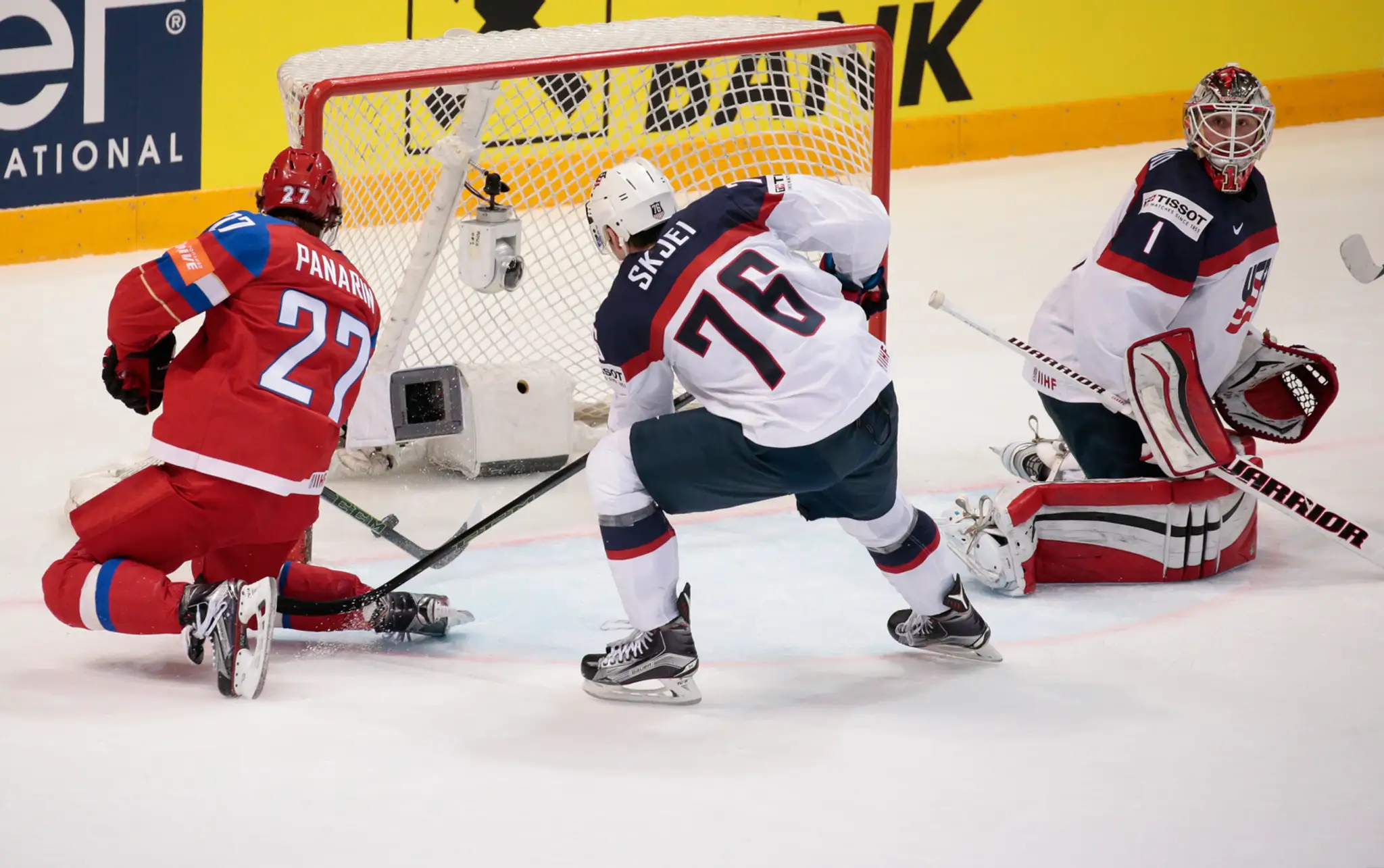 V súboji pri bránke ruský kanonier Artemij Panarin strieľa gól brankárovi USA Keithovi Kinkaidovi cez hráča USA Bradyho Skjeia v