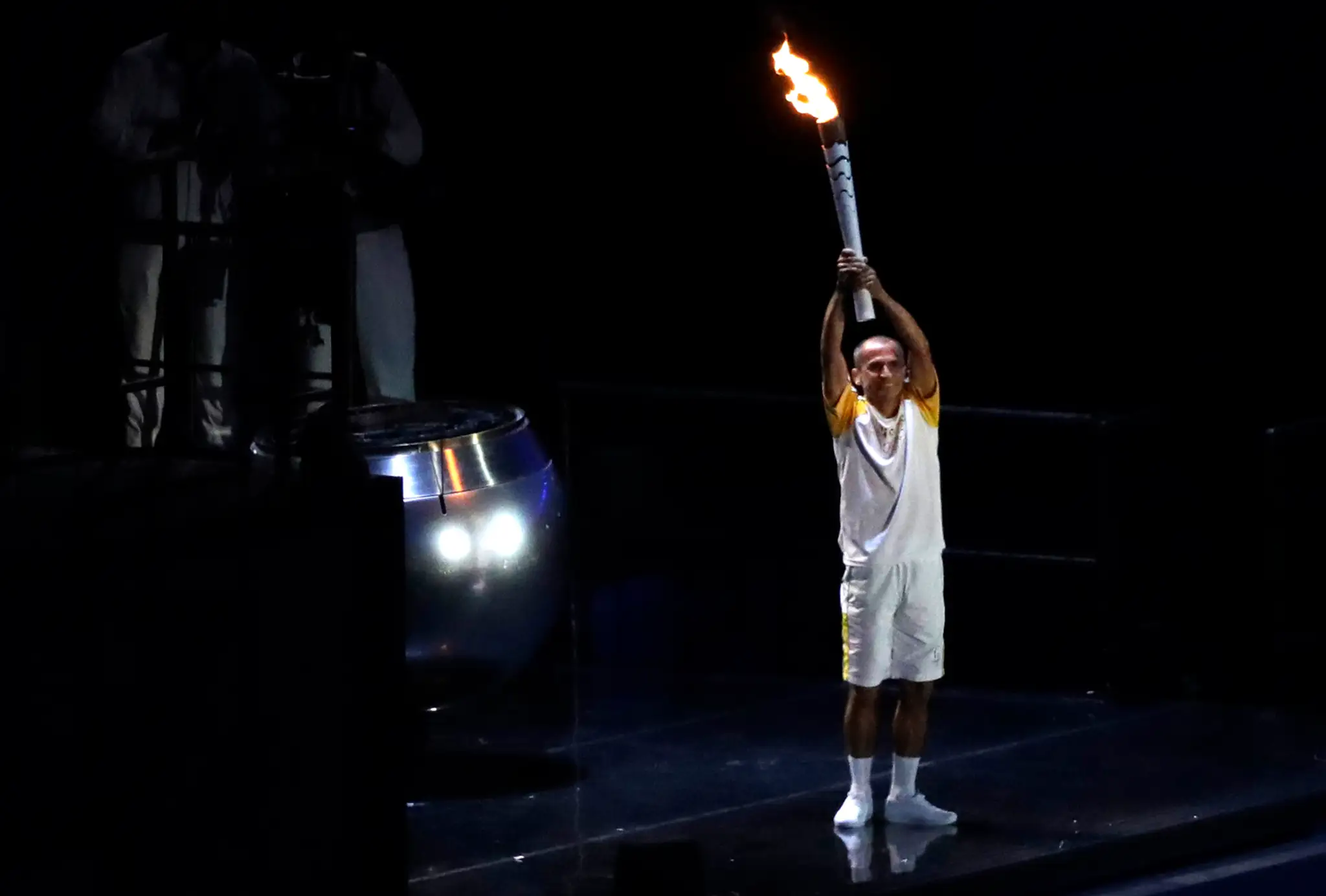 Bývalý maratónec Vanderlei Cordeiro de Lima zapaľuje olympijský oheň.