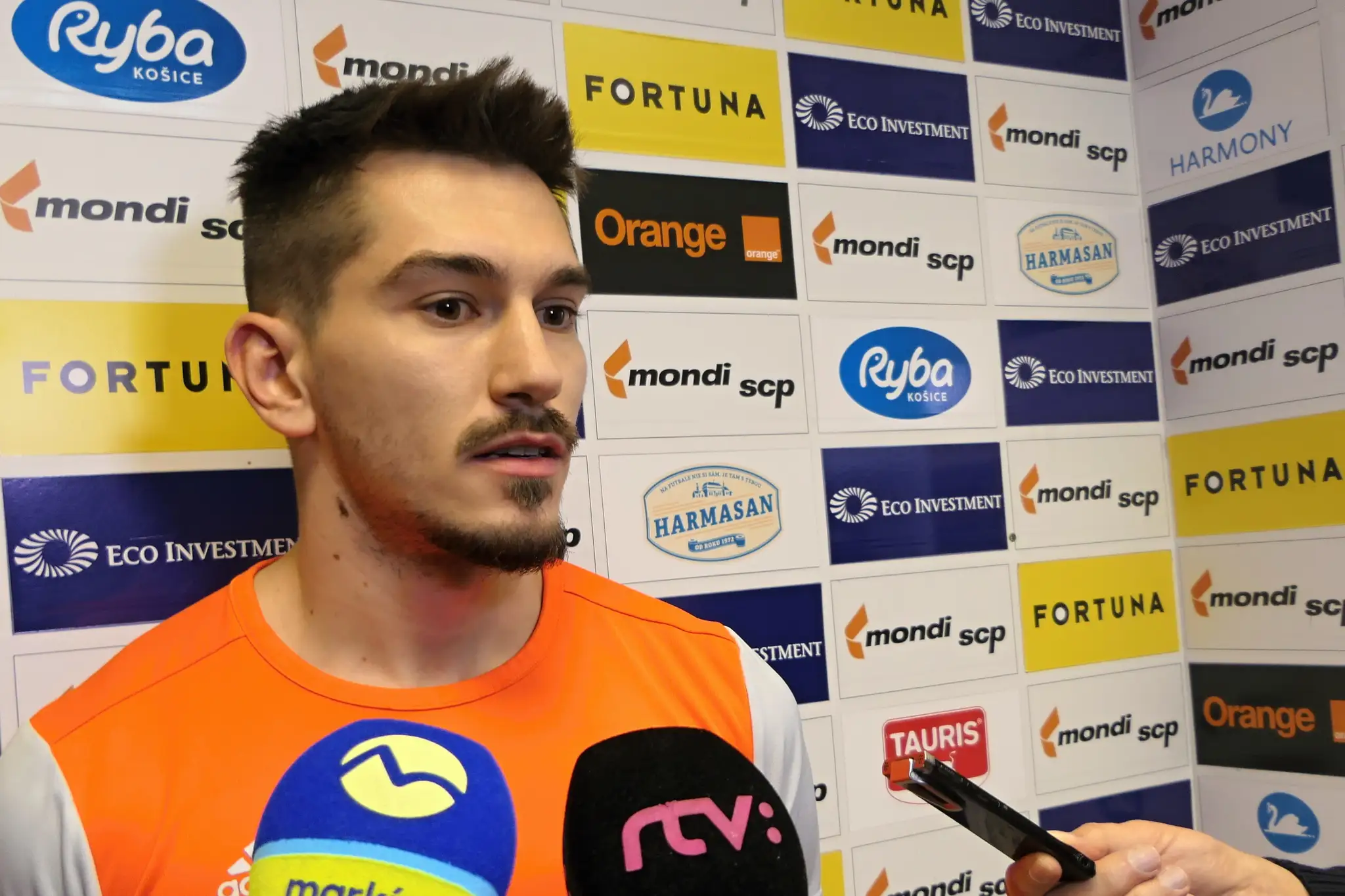 Samuel Šefčík odpovedá na otázky novinárov na brífingu počas štartu zimnej prípravy