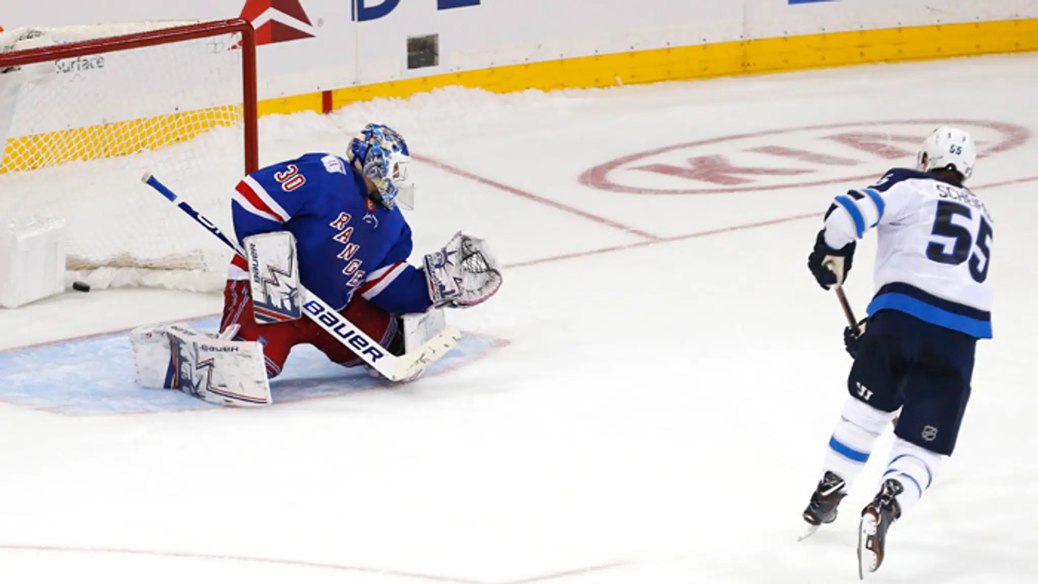 Hokejista Winnipegu Jets Mark Scheifele strieľa víťazný gól brankárovi New Yorku Rangers Henrikovi Lundqvistovi.