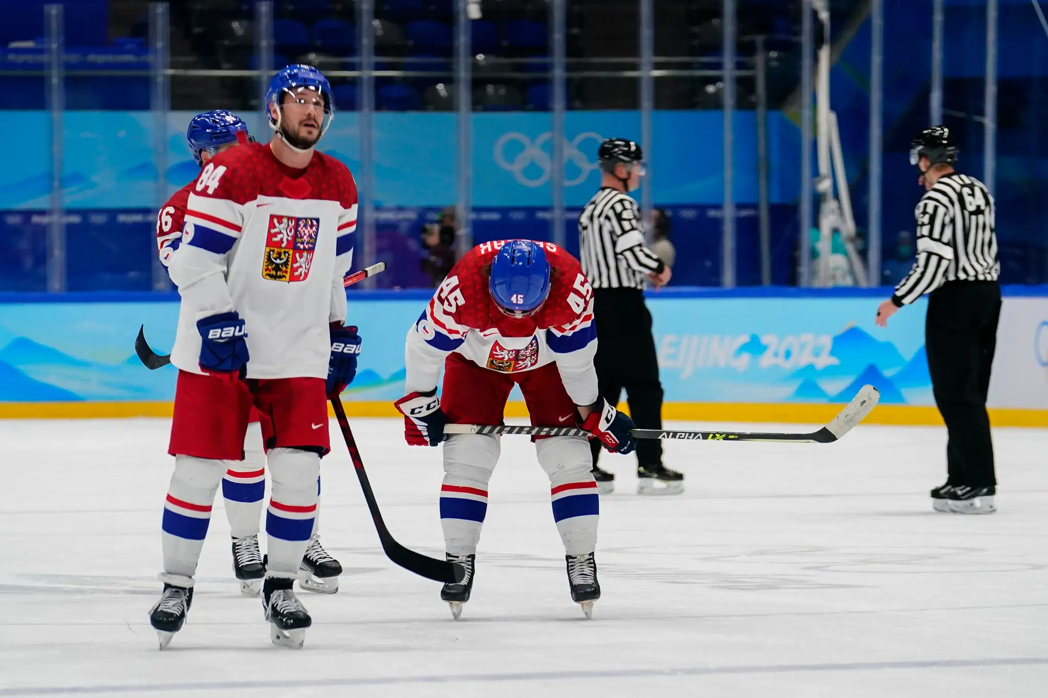 Sklamaní českí hokejisti po konci na ZOH 2022.