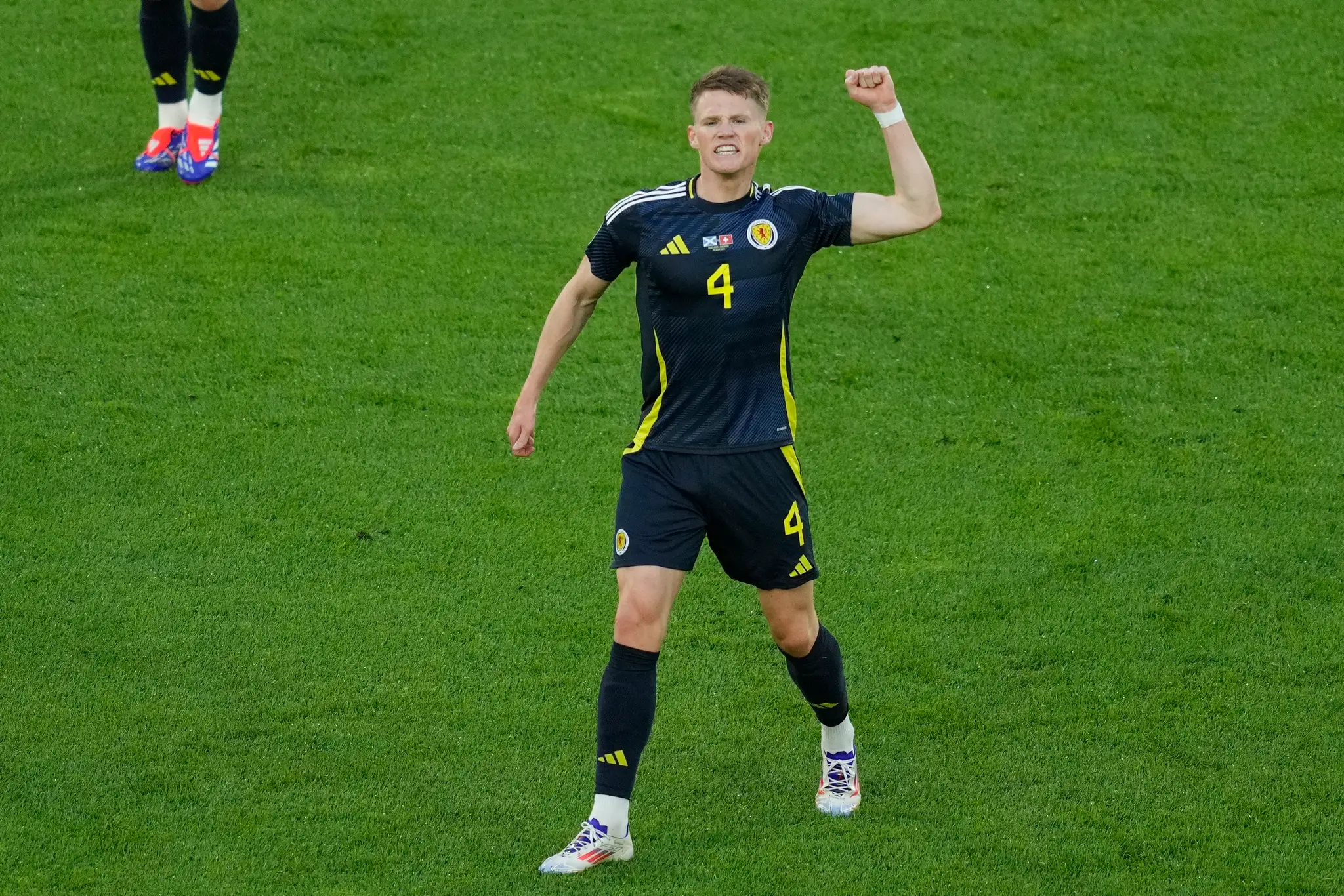 Scott McTominay zo Škótska oslavuje gól proti Švajčiarsku na ME 2024.