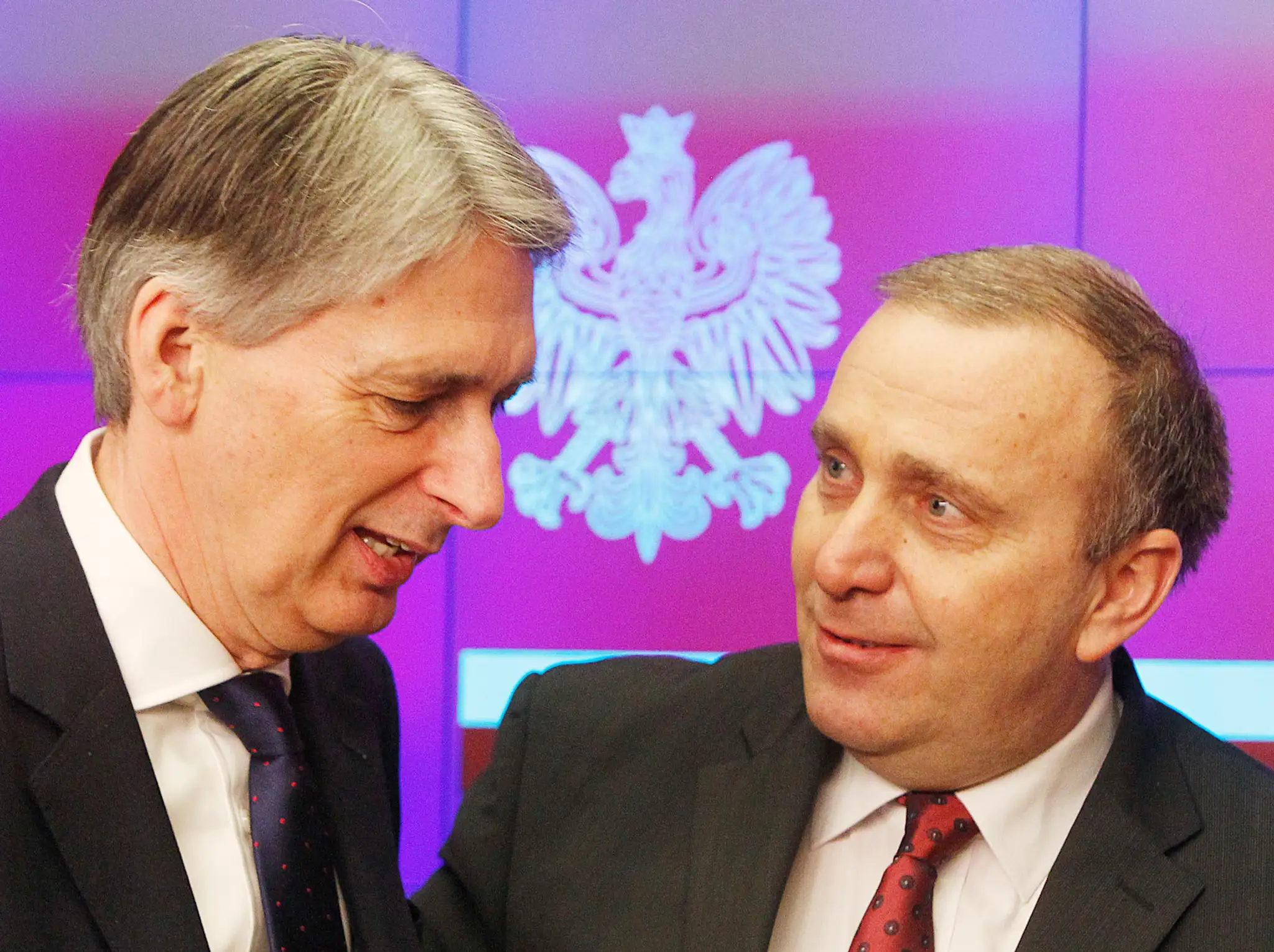 Britský minister zahraničných vecí Philip Hammond (vľavo) a jeho poľský kolega Grzegorz Schetyna