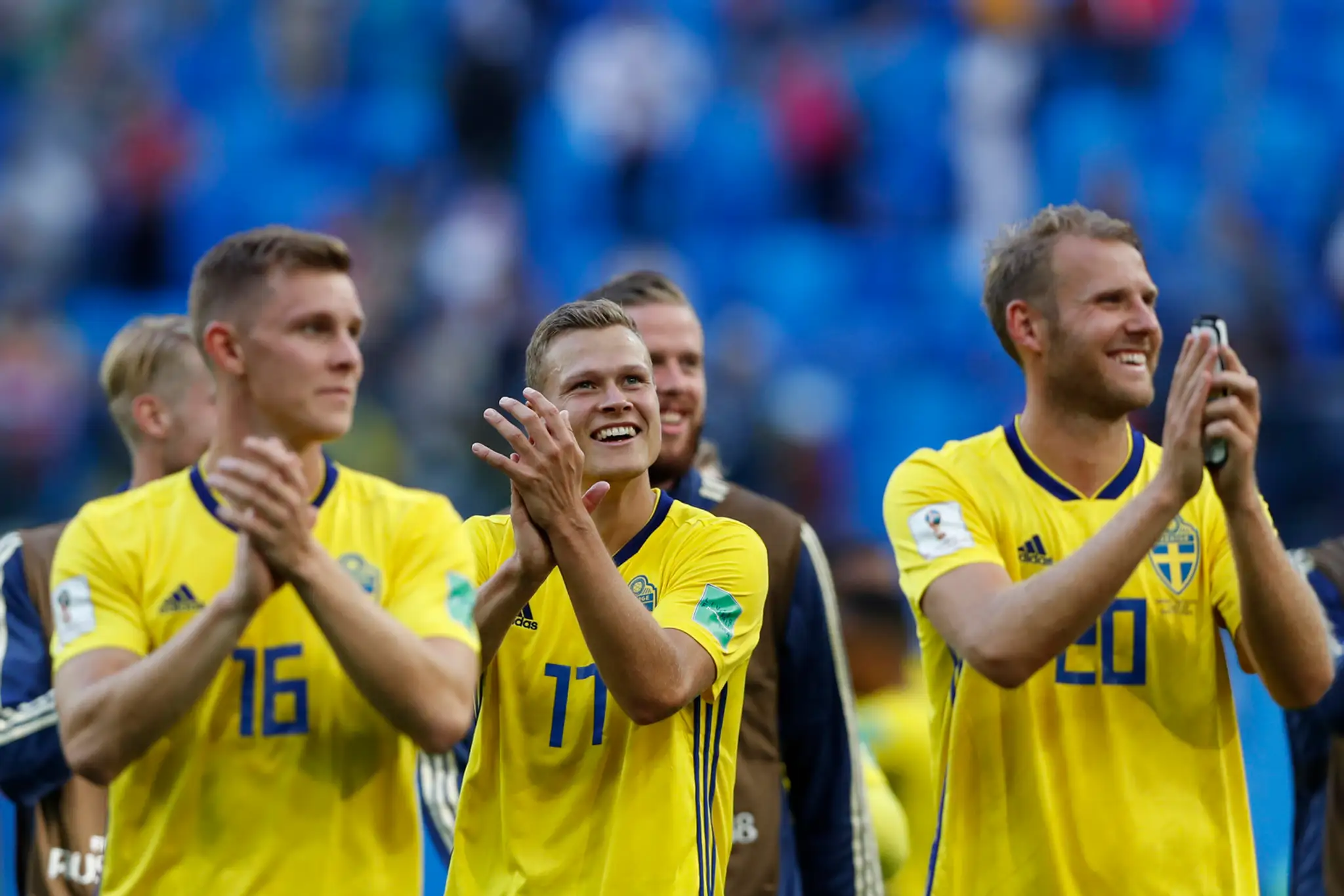 Švédski hráči po postupe do štvrťfinále MS 2018.
