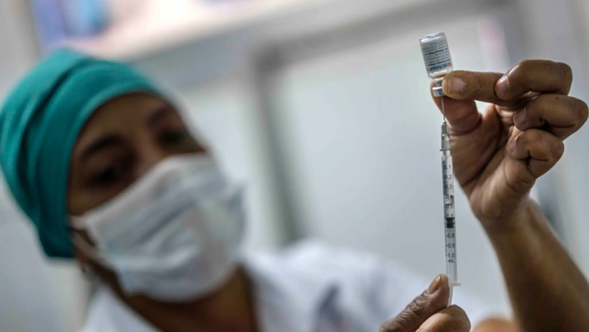 Zdravotná sestra naťahuje z ampulky kubánsku vakcínu Soberana 2 proti ochoreniu COVID-19.