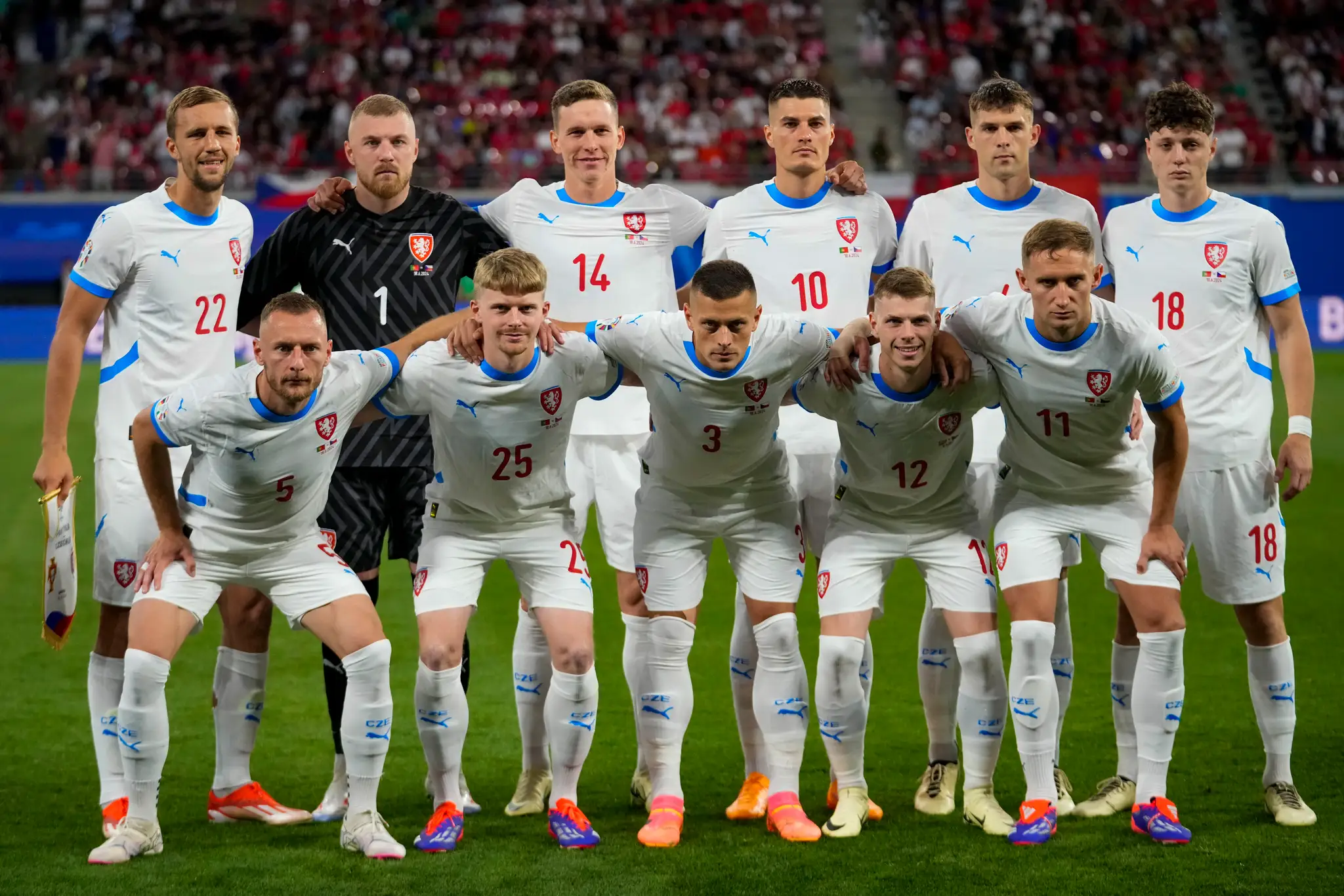 Českí hráči pózujú pred zápasom F-skupiny Portugalsko - Česko.