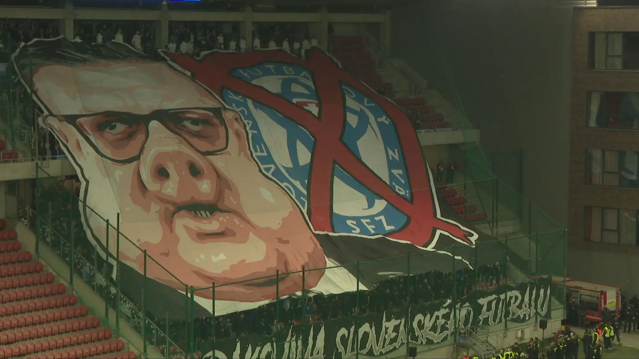 Karikatúra prezidenta futbalového zväzu na štadióne