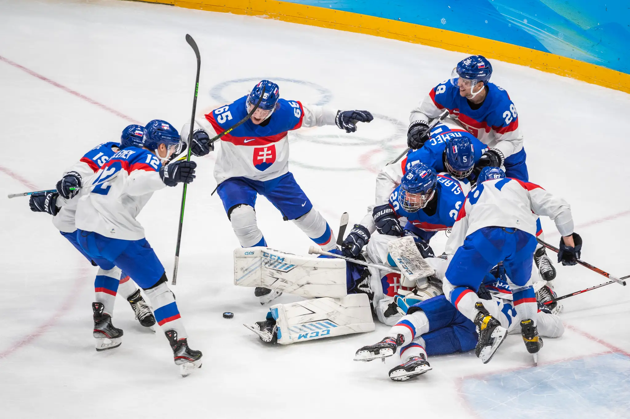Hráči Slovenska oslavujú postup do semifinále po víťazstve 3:2 vo štvrťfinále ZOH 2022 proti USA.