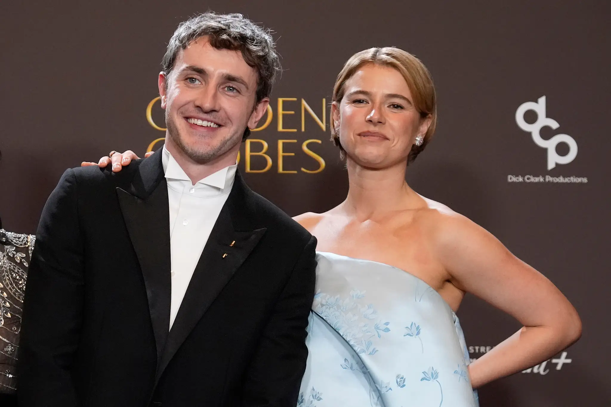 Na snímke sprava írska herečka a speváčka Jessie Buckleyová a írsky herec Paul Mescal pózujú fotografom s cenou za najlepší herecký výkon v dramatickom filme „Hamnet“