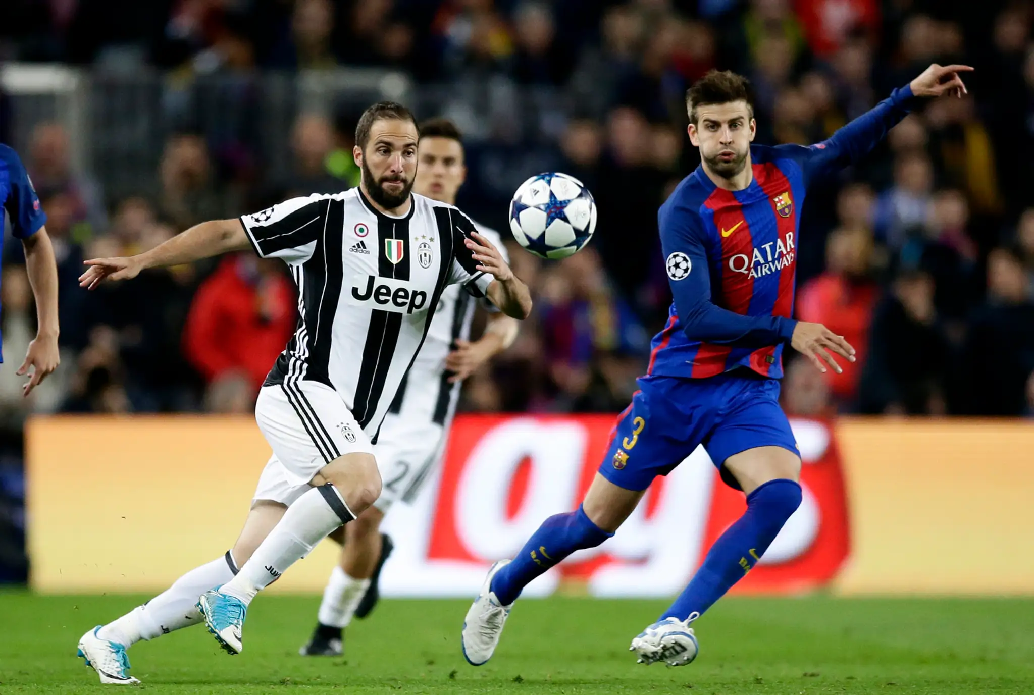 Goznalo Higuaín (vľavo) z Juventusu sa snaží dostať v odvete štvrťfinále LM proti Barcelone cez Gerarda Piquého.