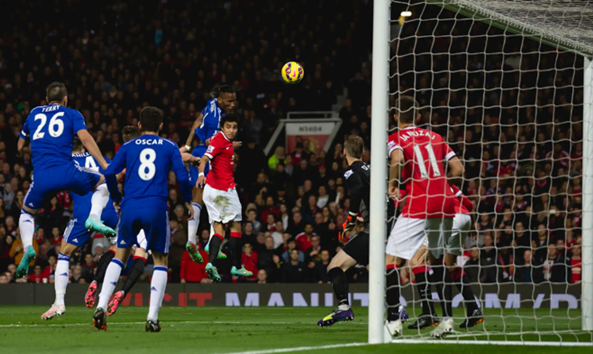 Hráč Chelsea Londýn Didier Drogba (uprostred hore) strieľa gól proti Manchestru United.