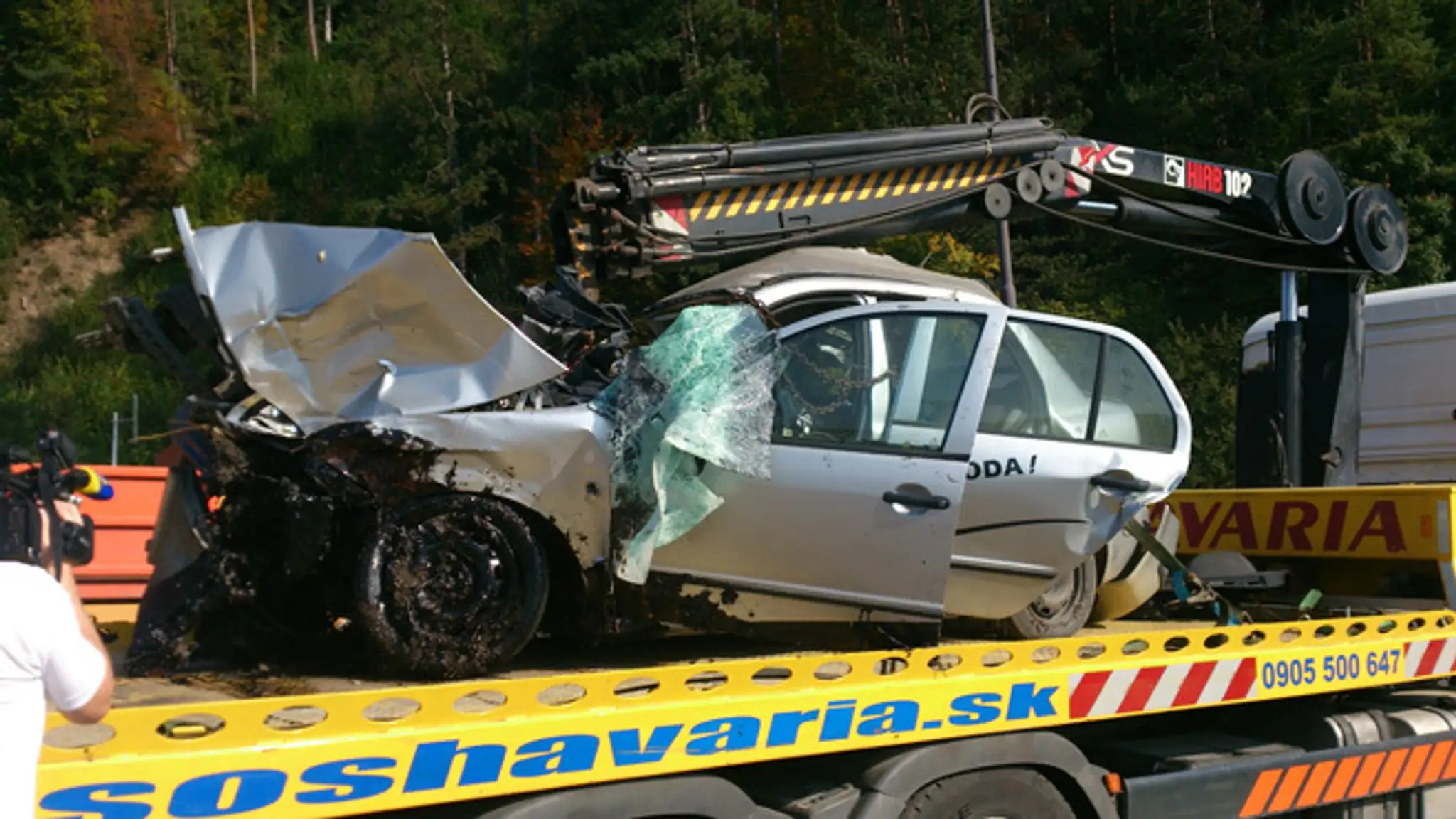 Osobné auto po nehode medzi Divinkou a Marčekom.
