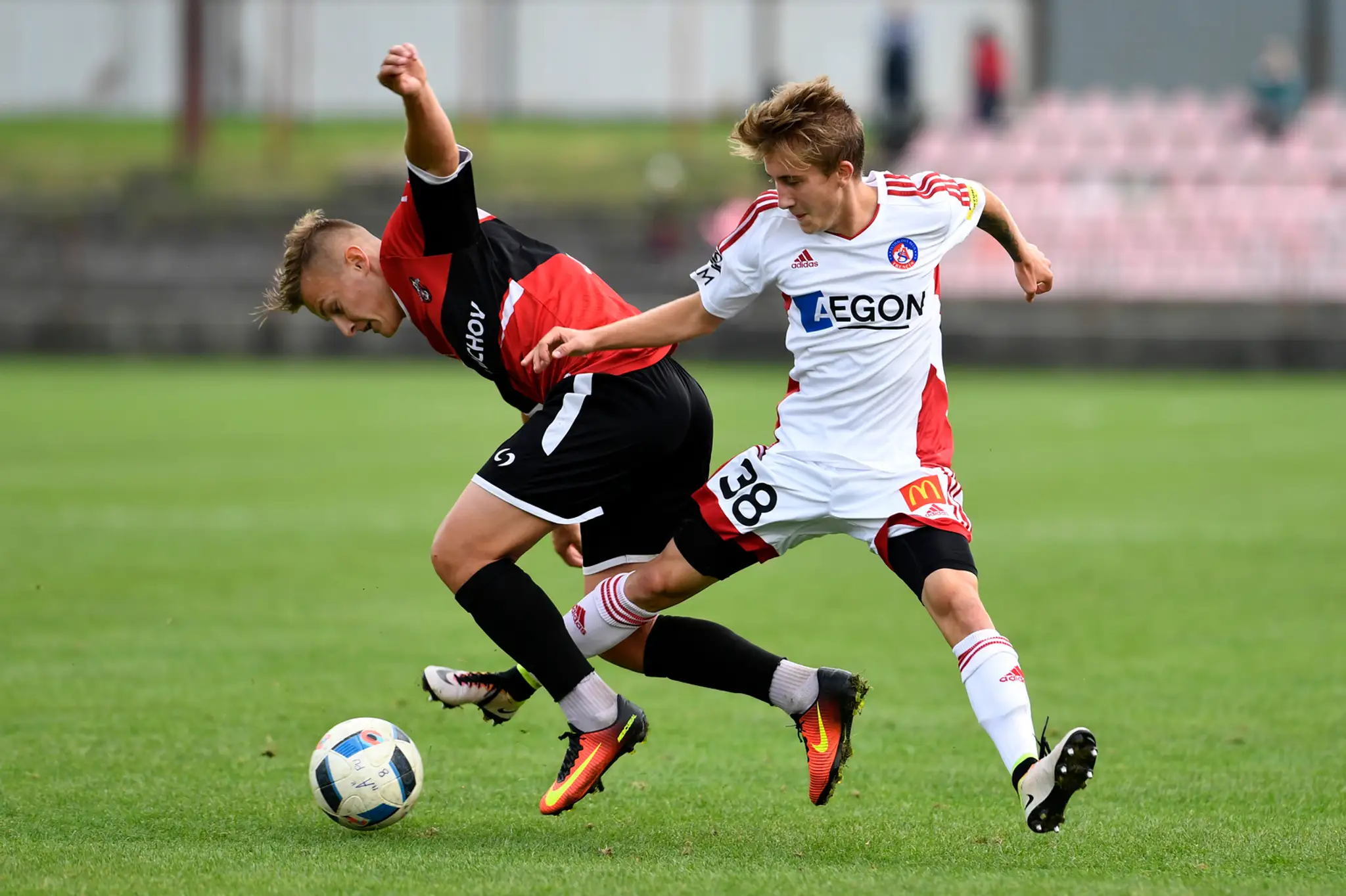 Veľká nádej AS Trenčín Filip Halgoš (vpravo) v súboji s Branislavom Gambošom z Púchova v dueli Slovnaft Cupu.