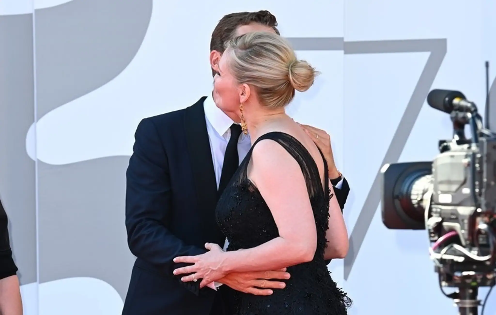 Benedict Cumberbatch a Kirsten Dunst na premiére filmu The Power of the Dog na 78. ročníku MFF v Benátkach