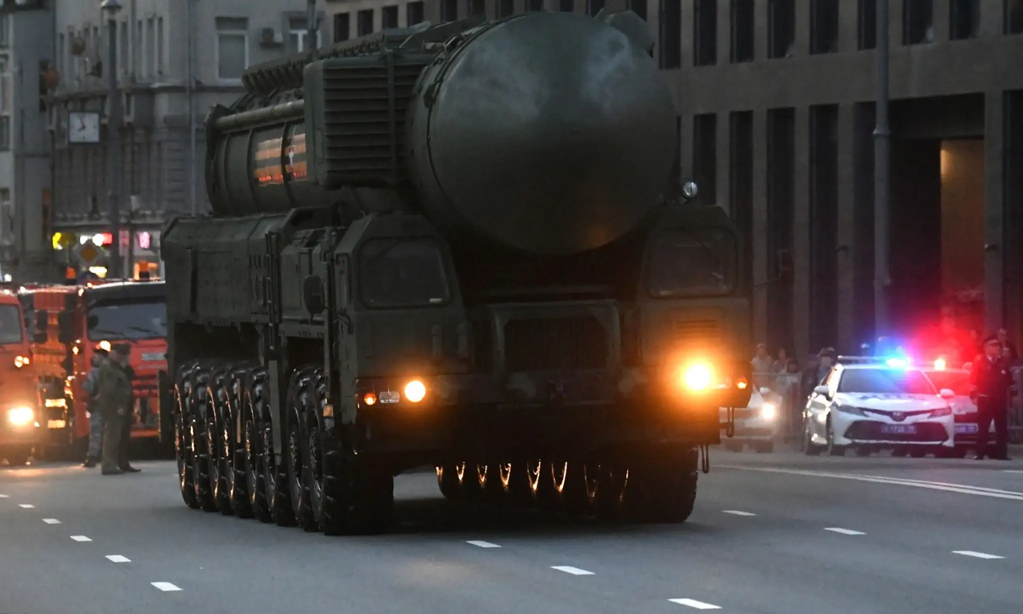 Ruské ICBM Topol-M na vojenskej prehliadke v Moskve.