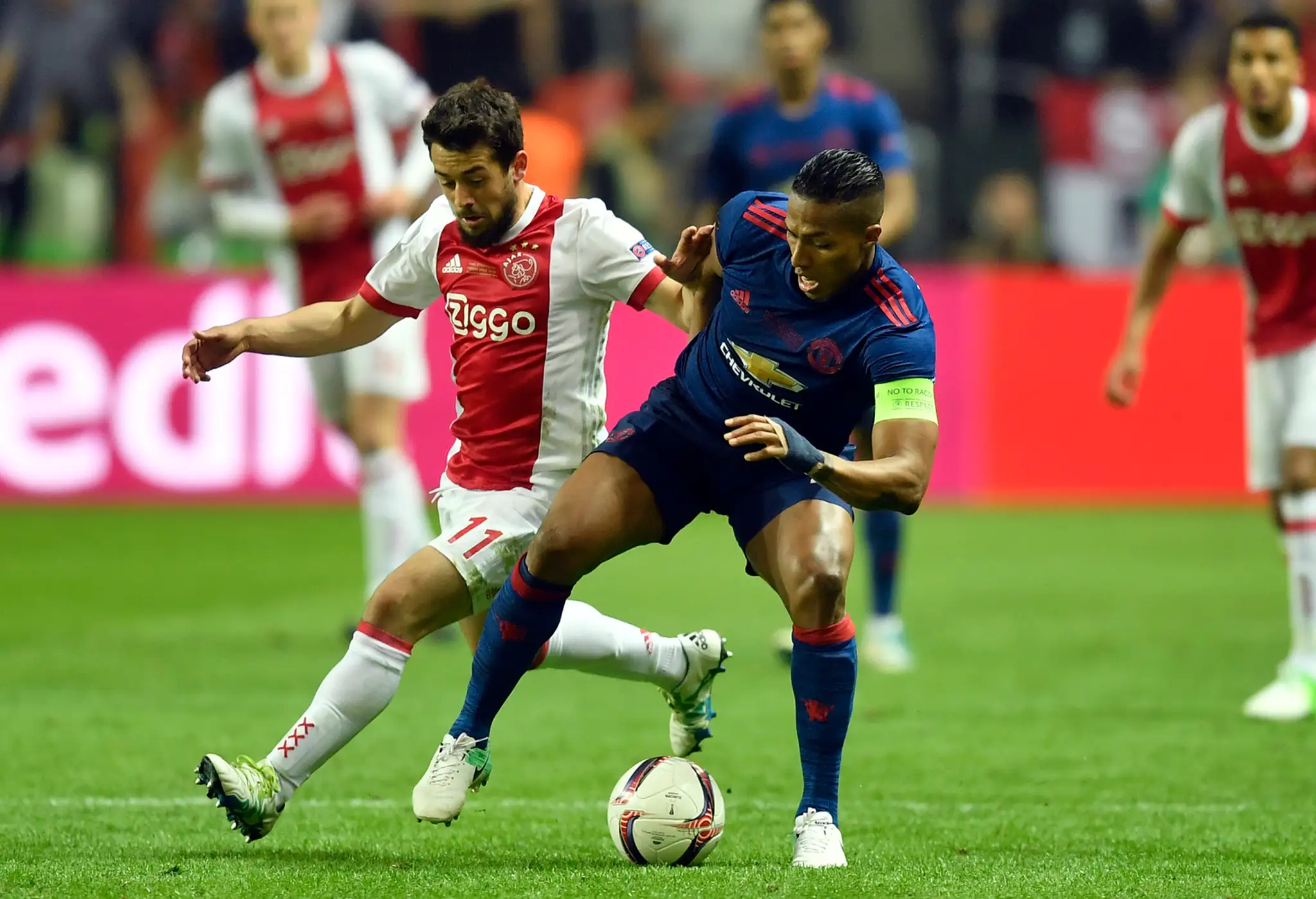 Kapitán ManUtd Luis Antonio Valencia (vpravo) súperí vo finále EL o loptu s Aminom Younesom z Ajaxu.