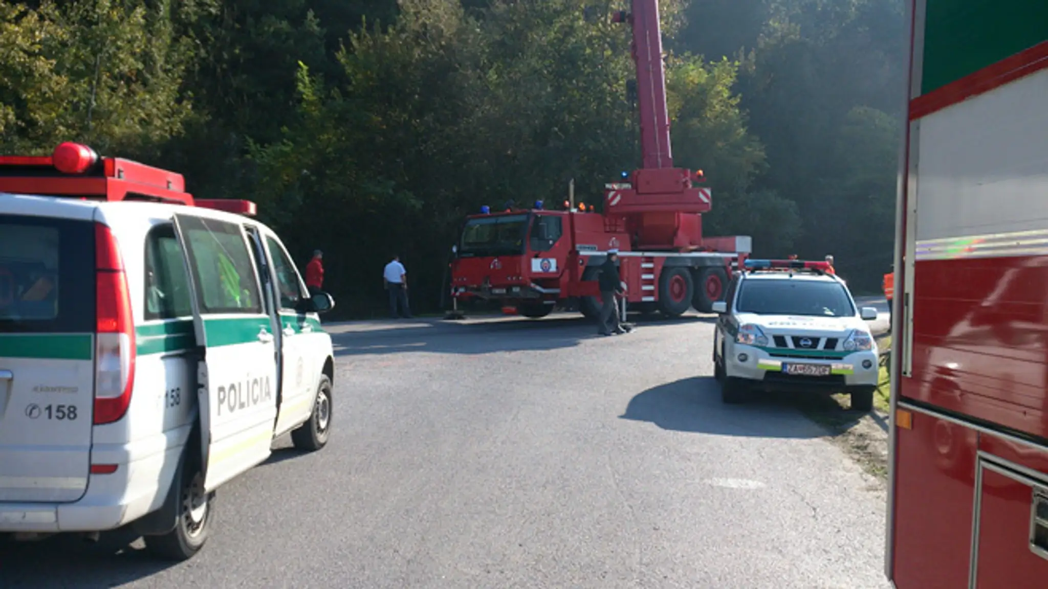 Policajné a hasičské autá pri nehode.
