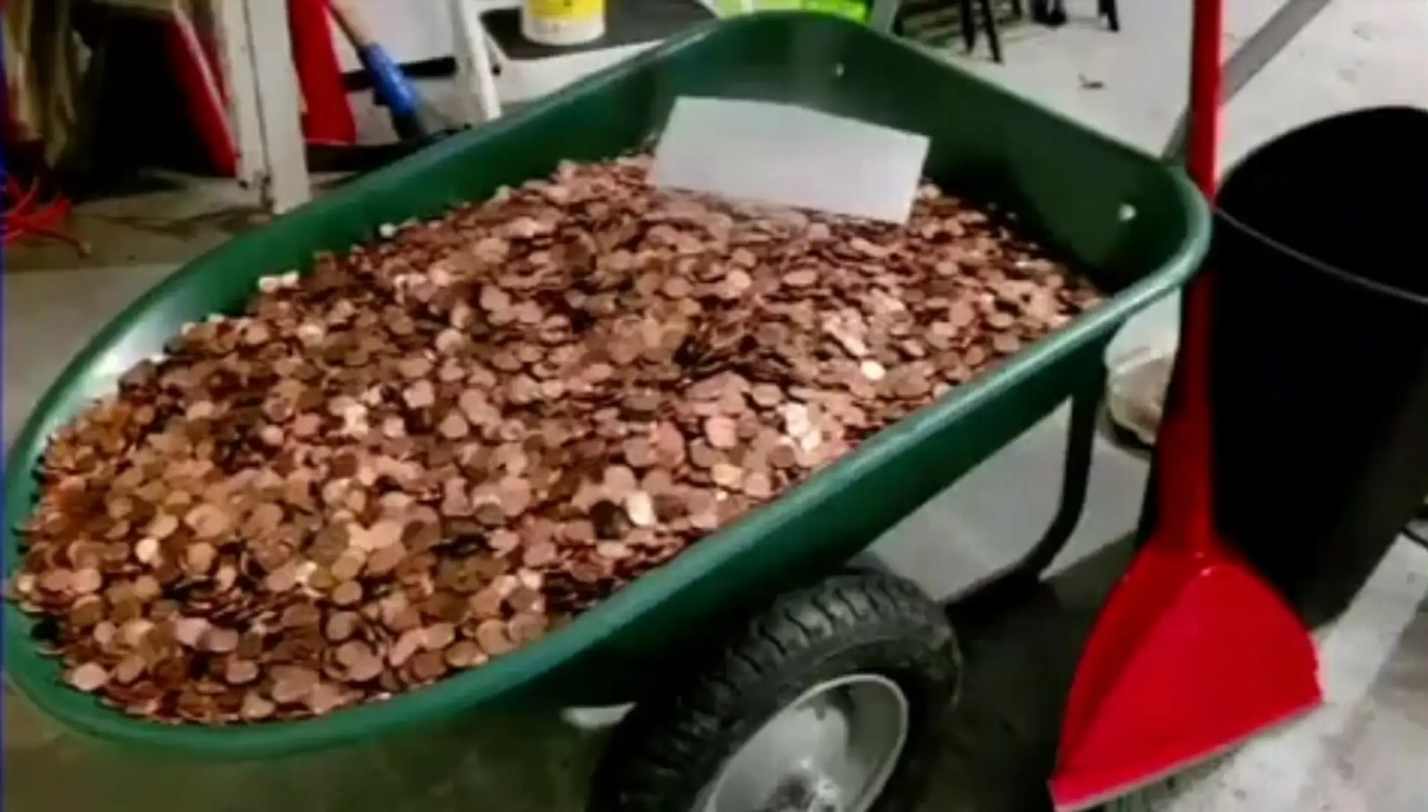 Muž dostal poslednú výplatu vo forme mincí.