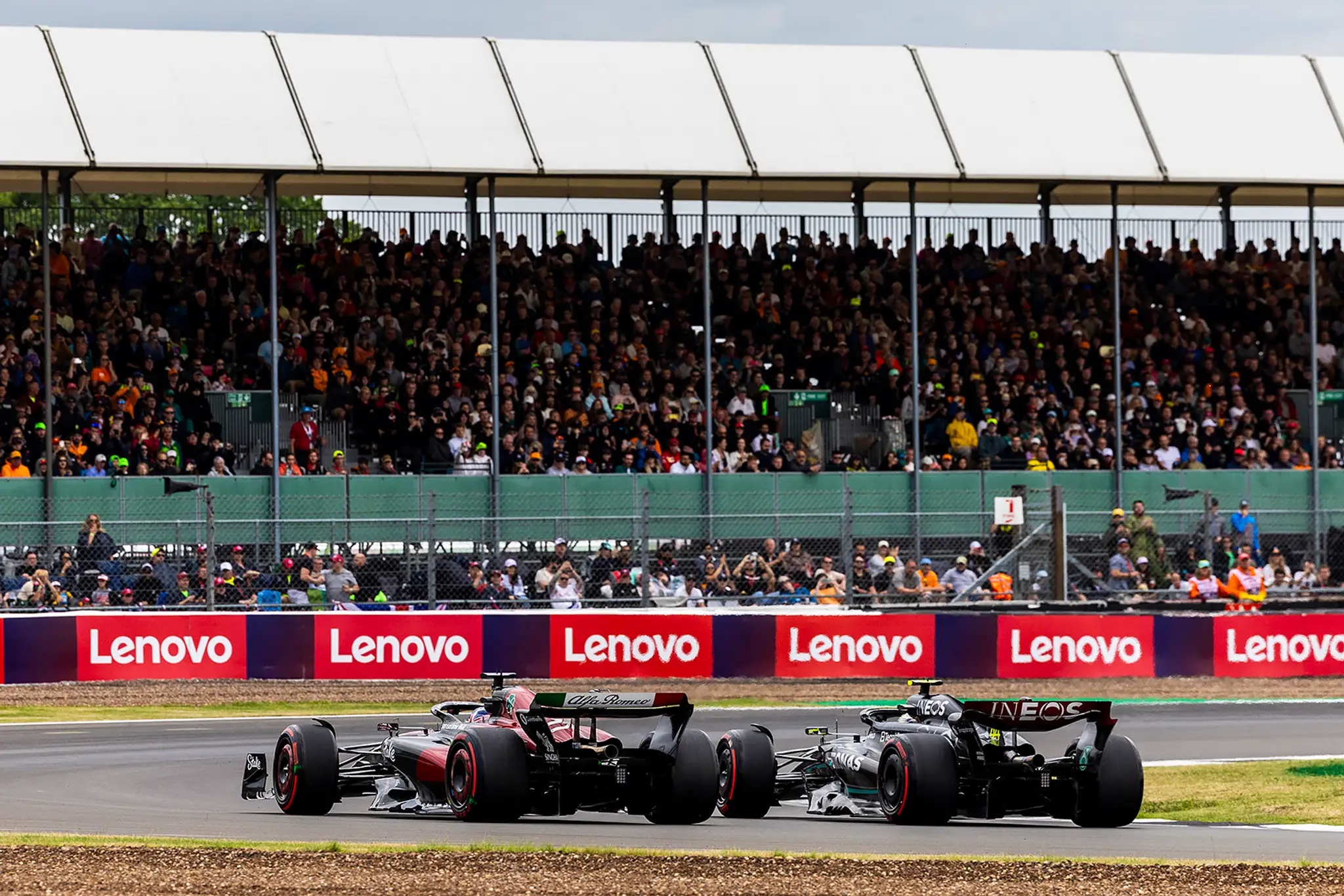 Súboj Valtteriho Bottasa a Lewisa Hamiltona.