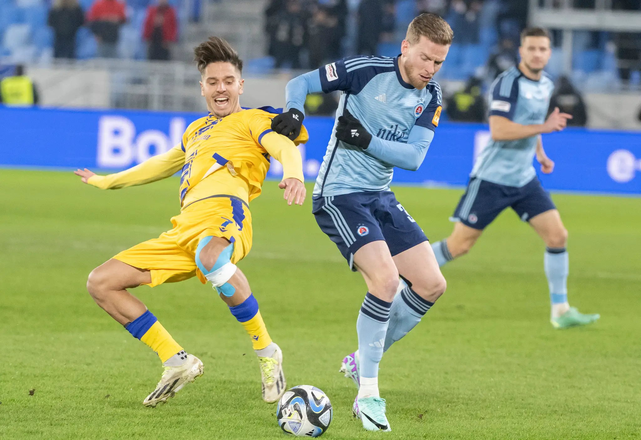 Zľava Aleš Čermák (DAC) a Lucas Lovat (Slovan) bojujú o loptu v 18. kole Niké ligy.
