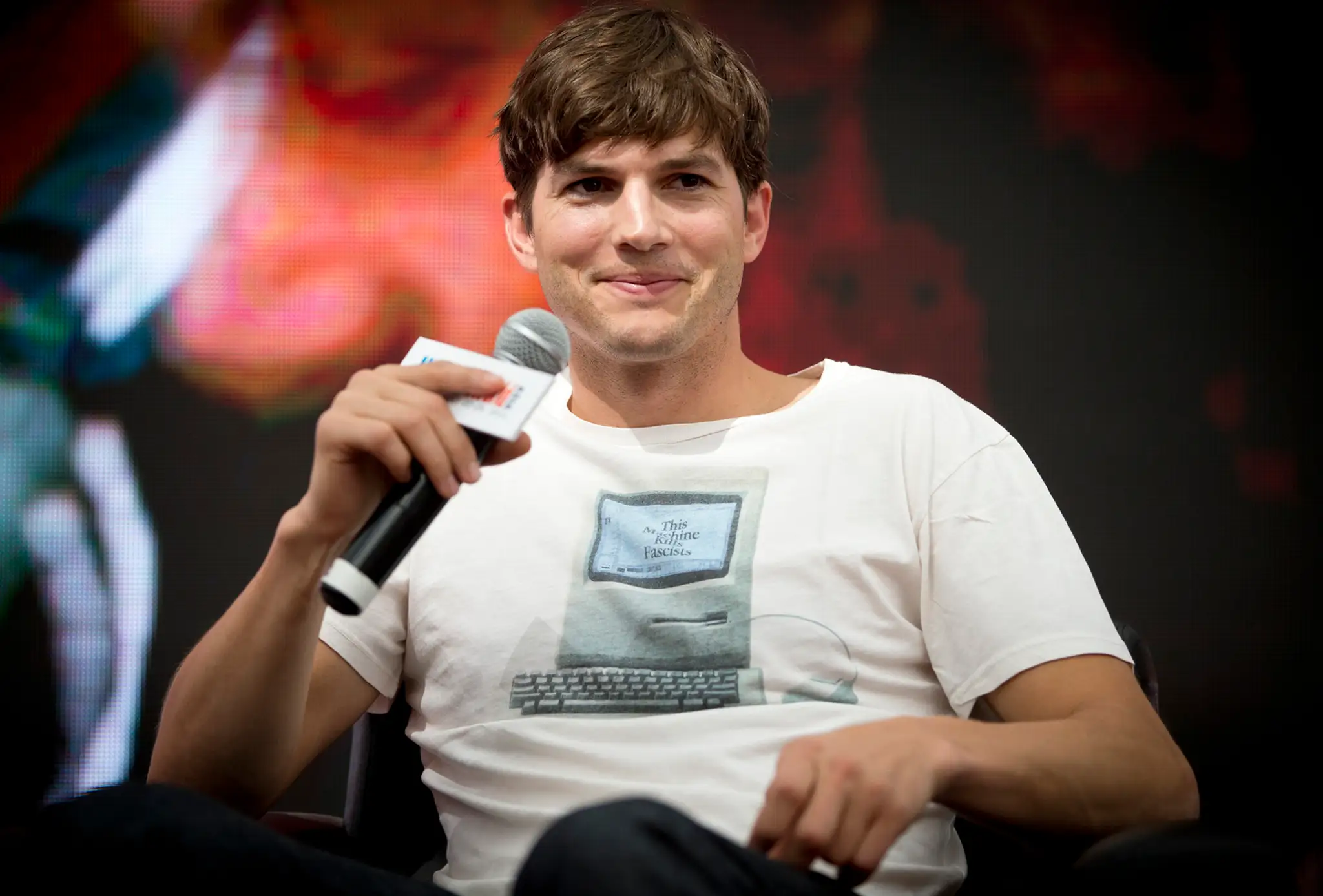 China_Ashton_Kutcher624693085200.jpg