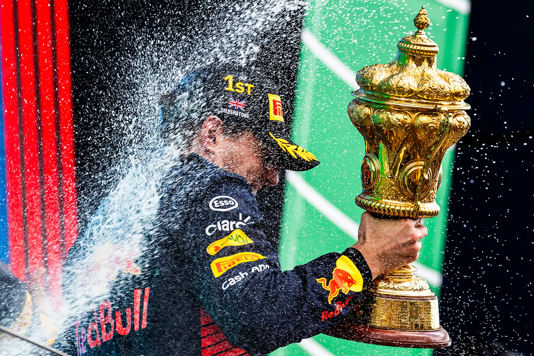 Max Verstappen s pohárom pre víťaza.