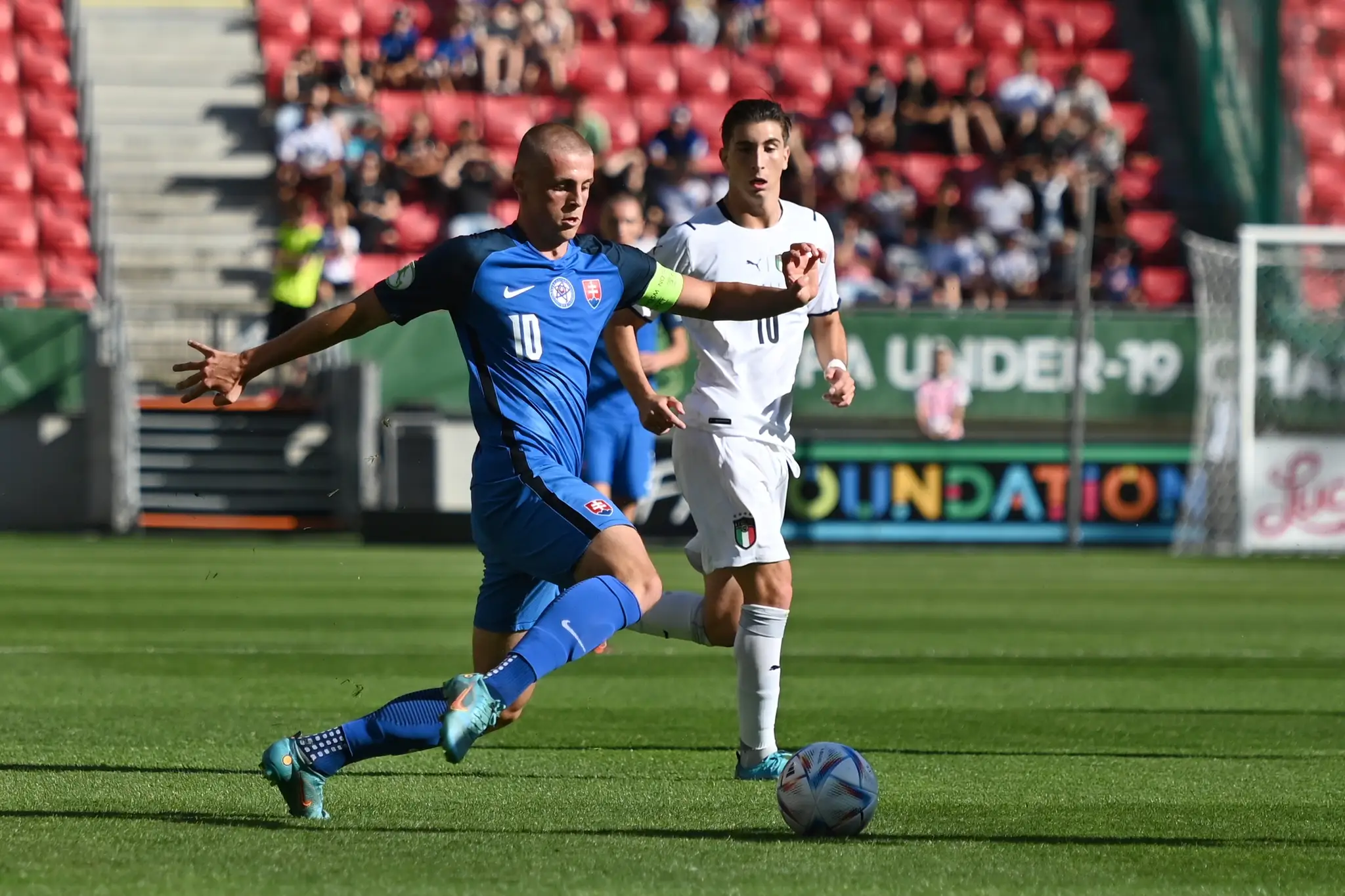 Timotej Jambor a hráč Talianska Fabio Miretti počas zápasu finálového turnaja Majstrovstiev Európy do 19 rokov.