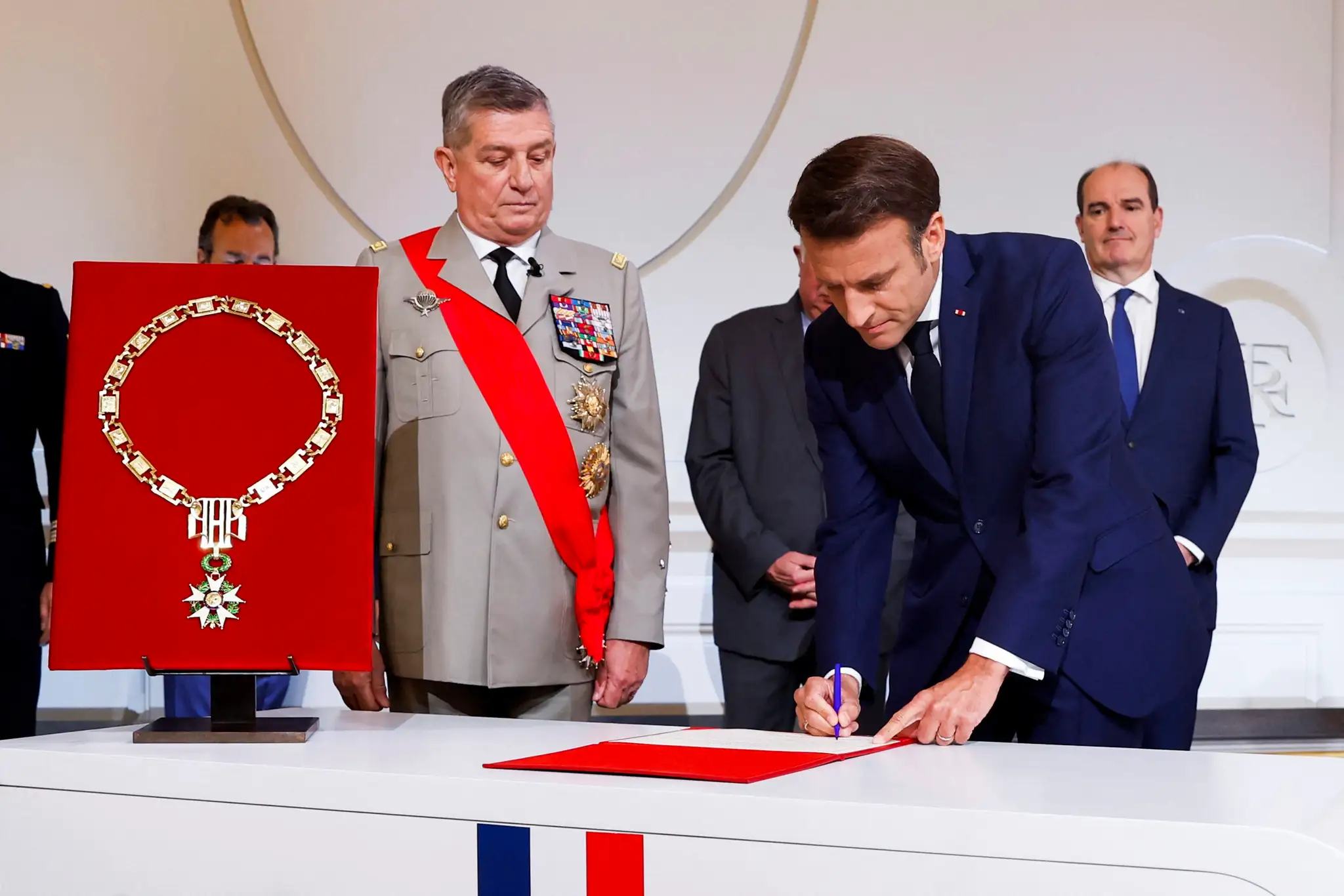 Francúzsky prezident Emmanuel Macron podpisuje dokumenty počas inaugurácie.
