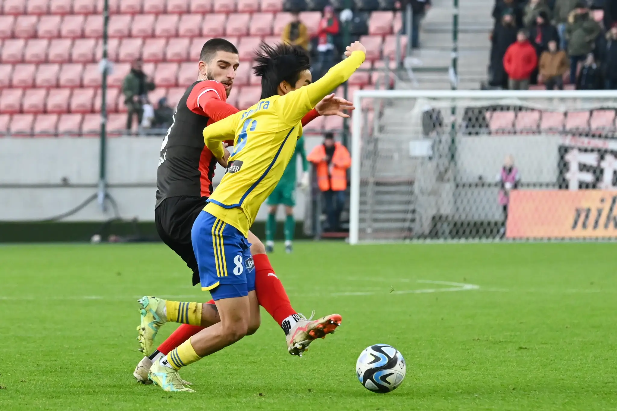 Vľavo hráč Trnavy Adrian Zeljkovič a hráč Michaloviec Juši Šimamura bojujú o loptu v 18. kole Niké ligy.