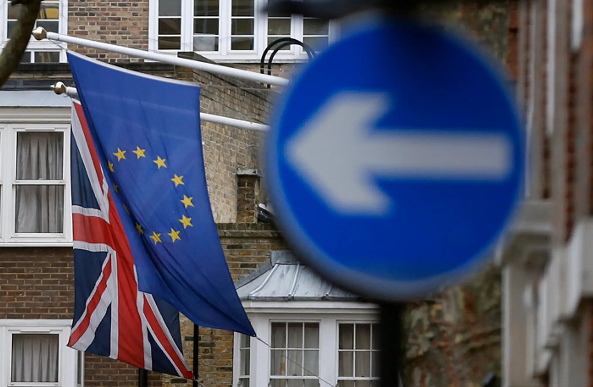 Vlajky Európskej únie a Británie na budove Európskeho domu v Londýne. 