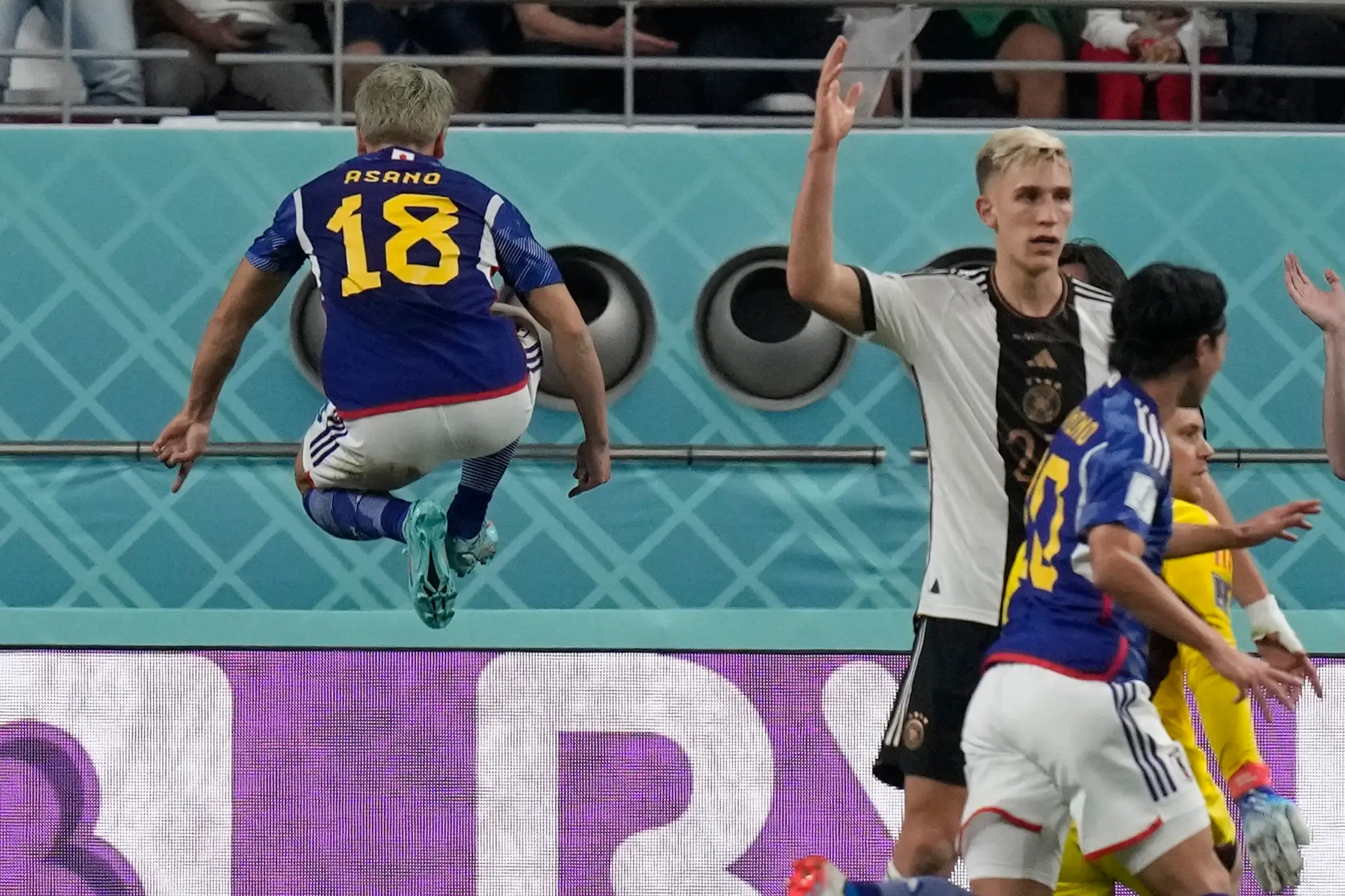 Japonec Takuma Asano oslavuje gól na MS 2022 proti Nemecku.