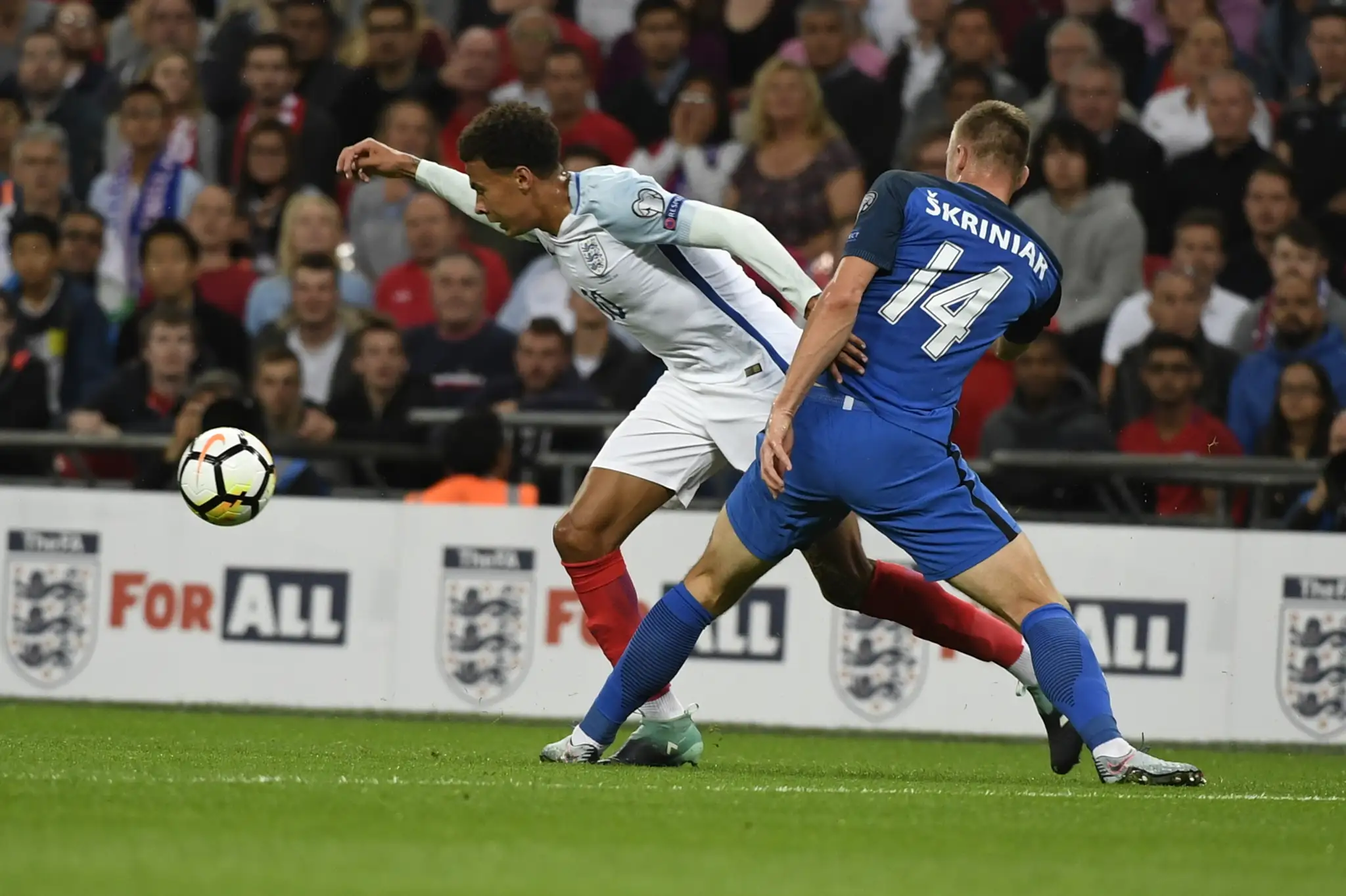 Milan Škriniar (vpravo) a Angličan Dele Alli v súboji počas kvalifikačného zápasu.