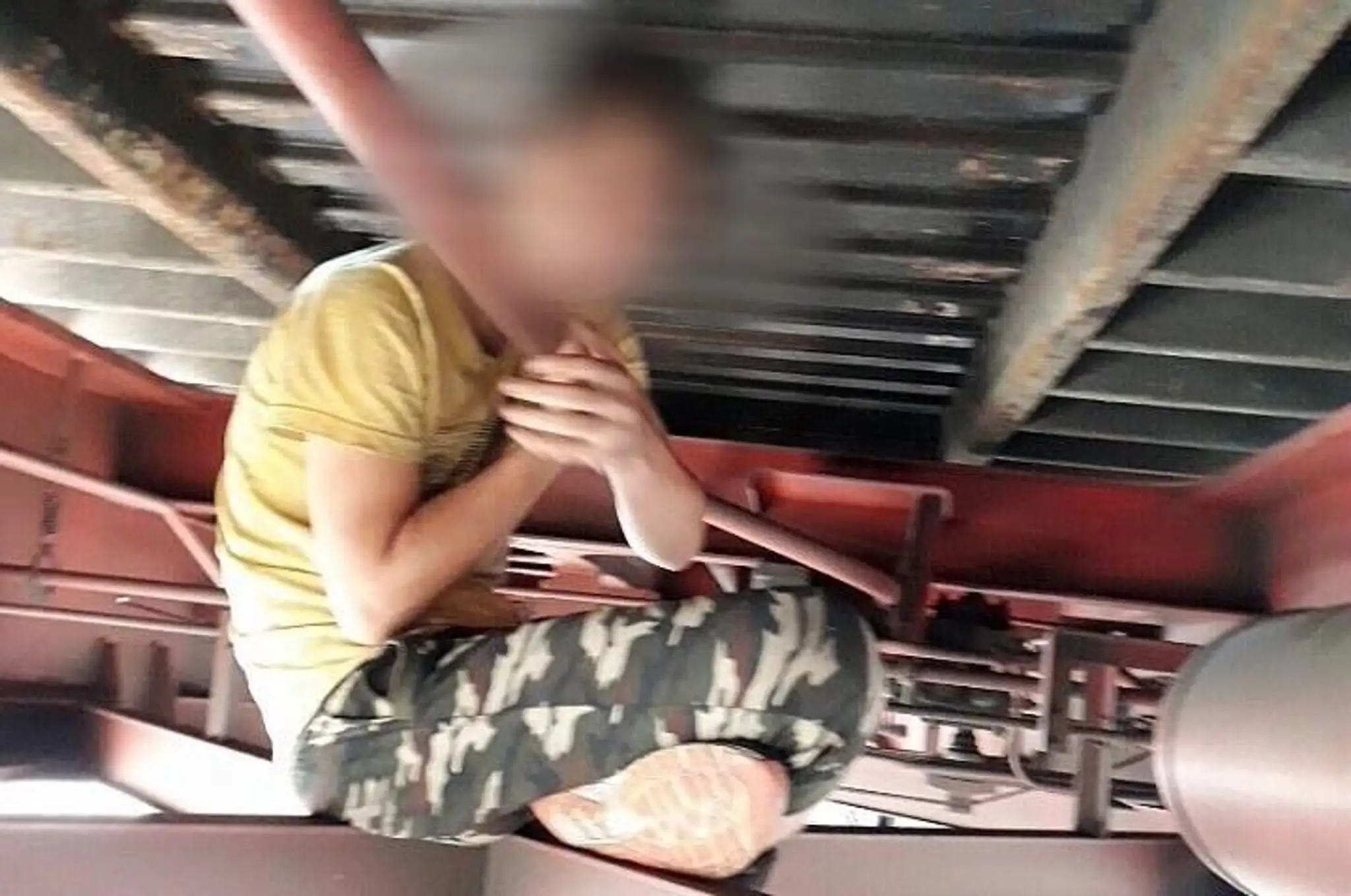 Polícia našla ilegálnych imigrantov pod vlakovým vozňom.