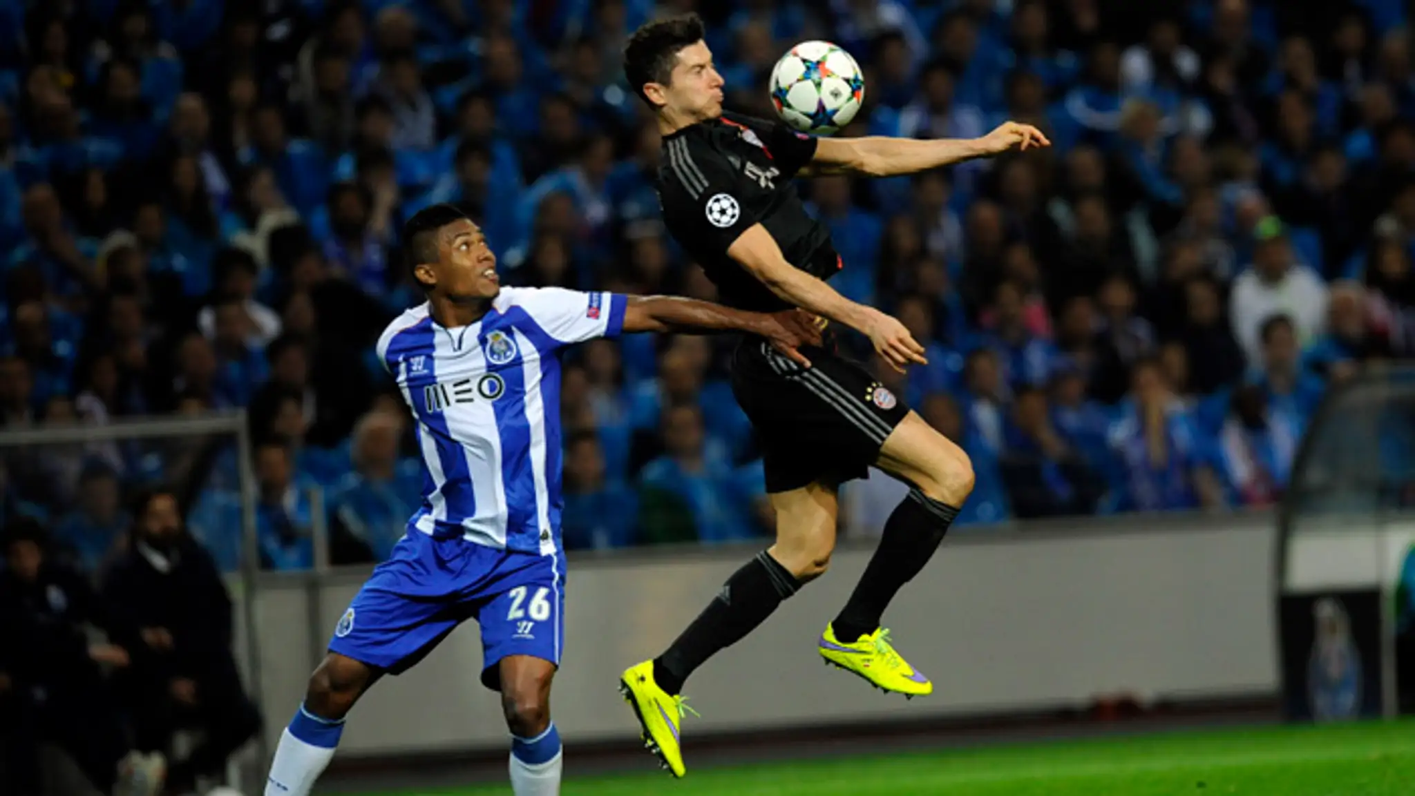 Vľavo Alex Sandro (Porto) v súboji s loptou s Robert Lewandowskim (Bayern).