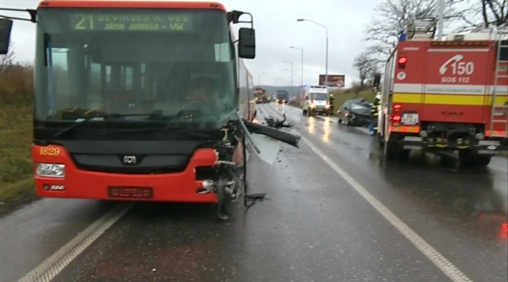 Zrážka auta s autobusom