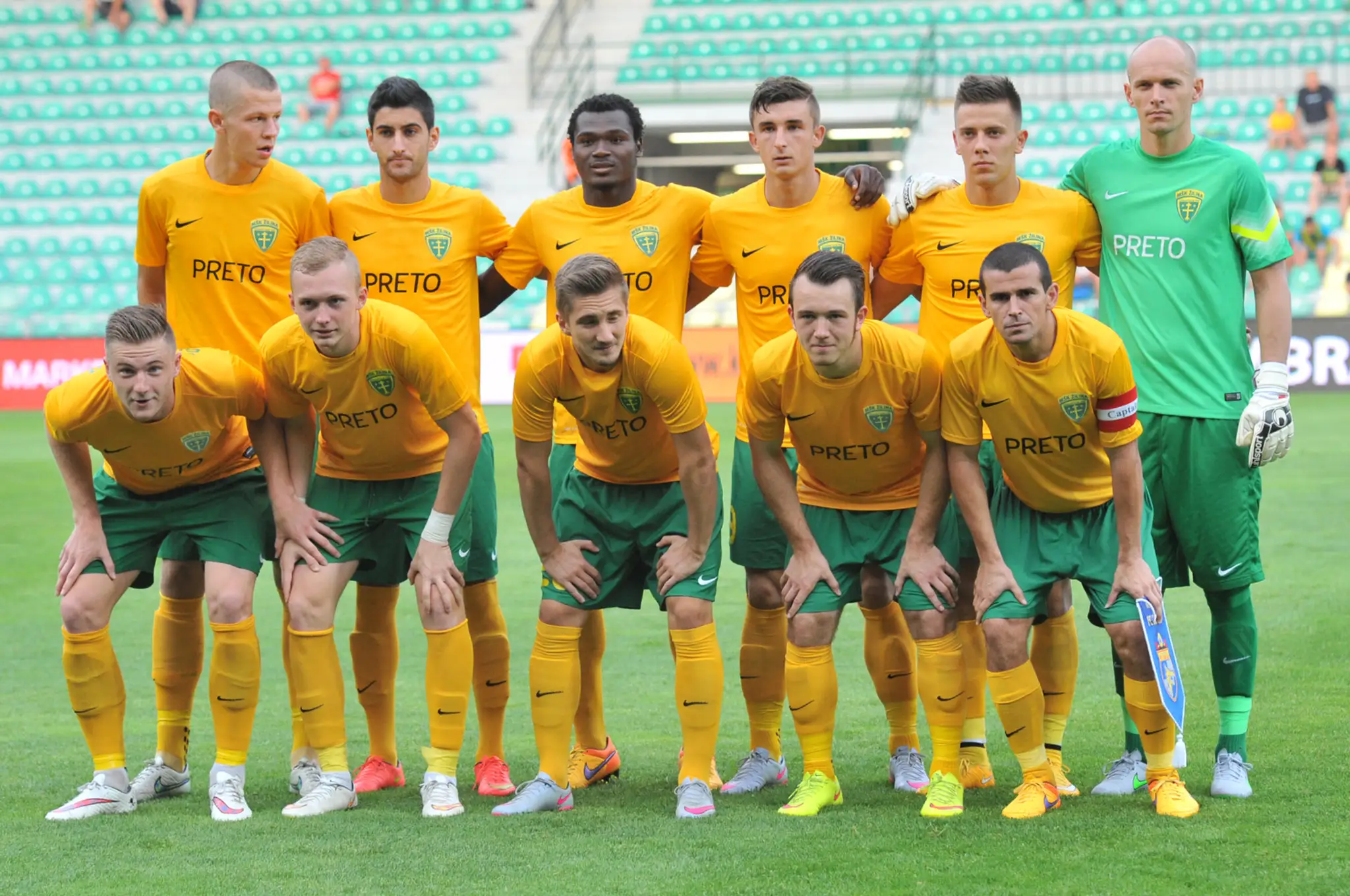 Na snímke futbalisti Žiliny pózujú pre skupinovú fotografiu.